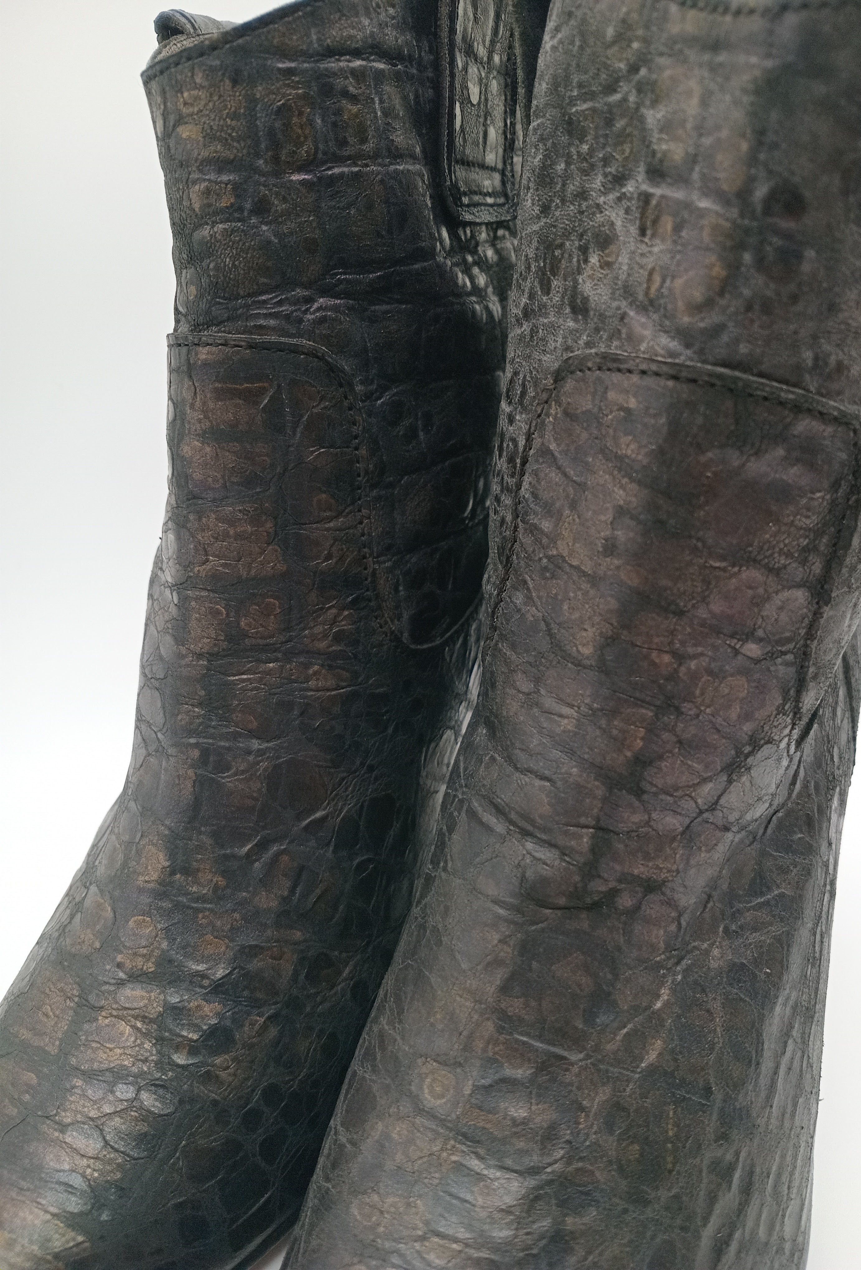 BOTA SALTO IN•NOVE PRETO COURO JACARÉ PEDRA BRILHO AGULHA BICUDO