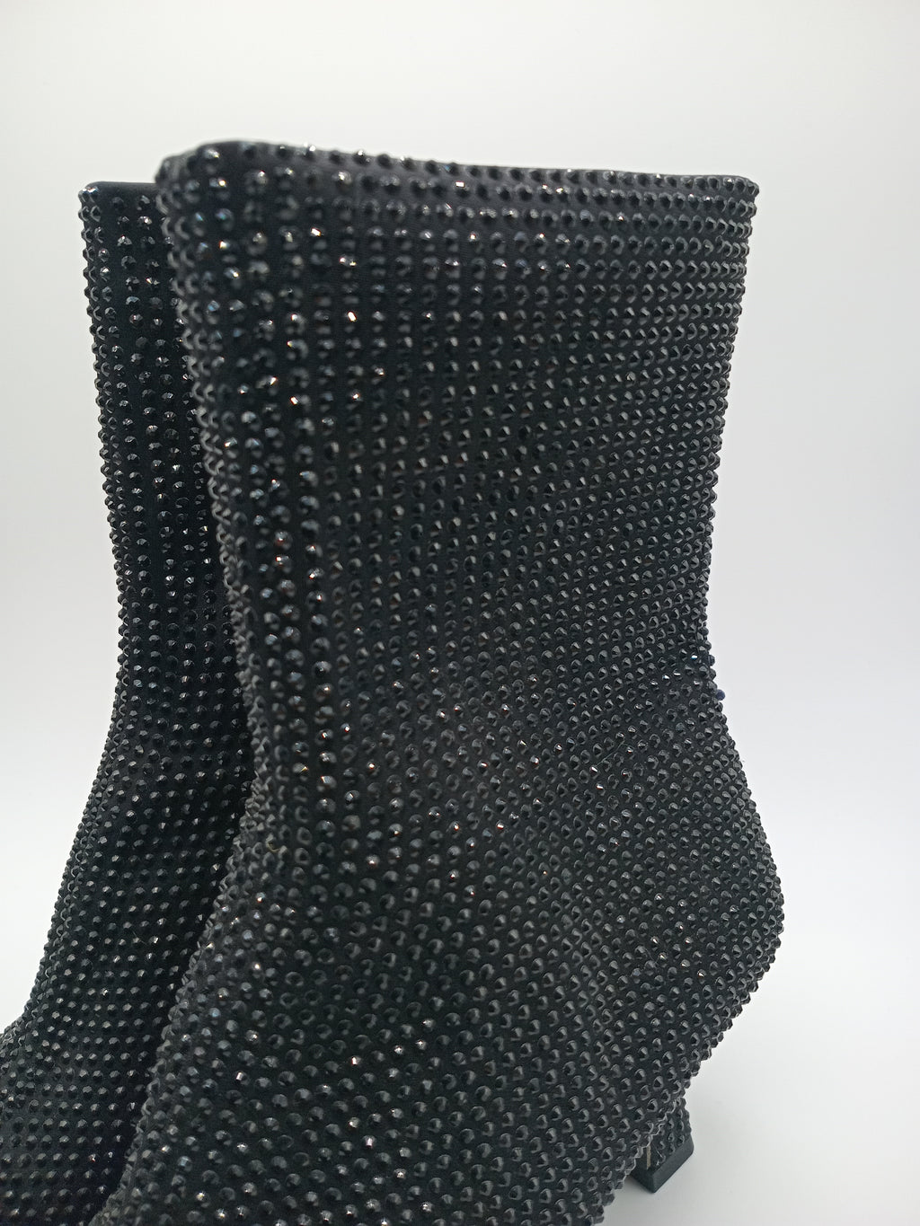 BOTA SALTO CORINA PRETO CRAVEJADA BRILHO AGULHA BICUDO ZIPER