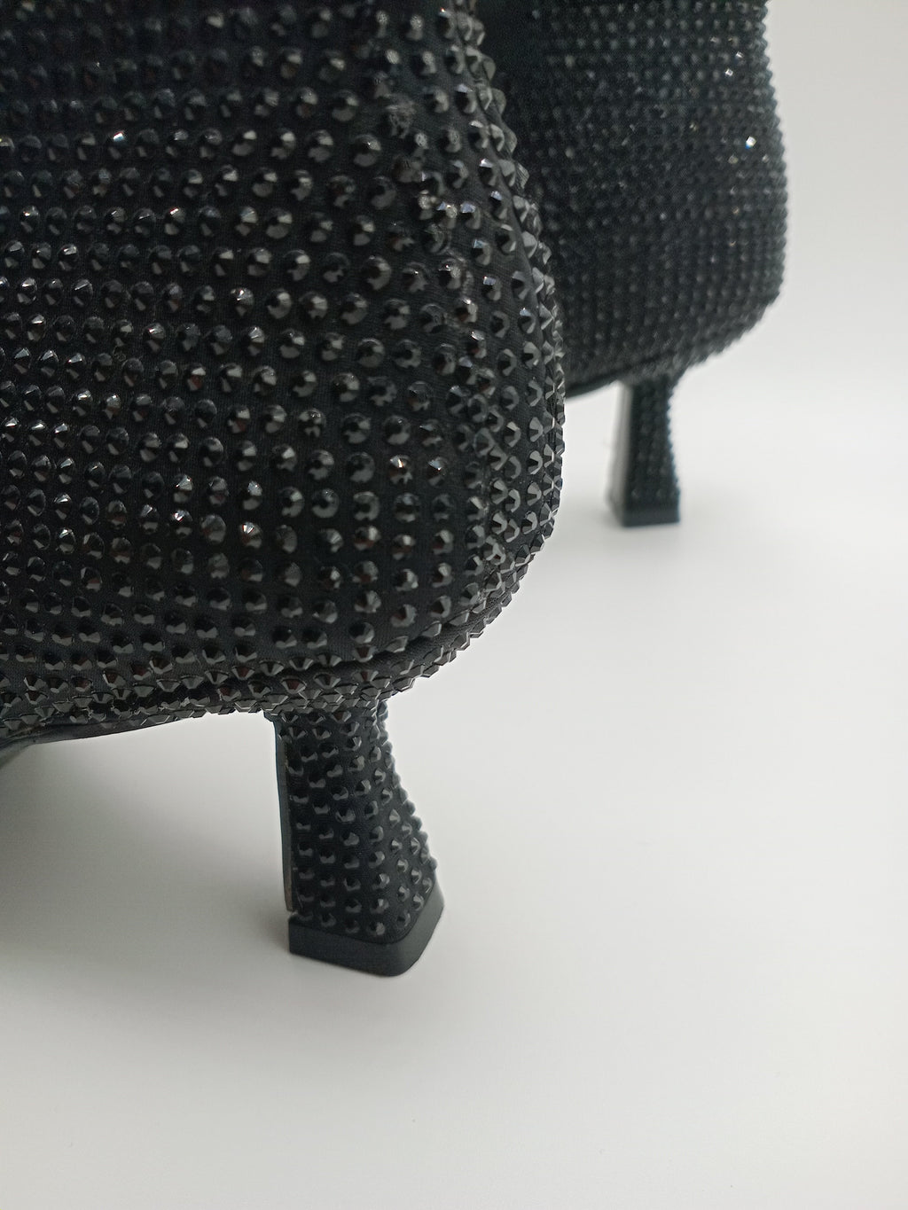 BOTA SALTO CORINA PRETO CRAVEJADA BRILHO AGULHA BICUDO ZIPER