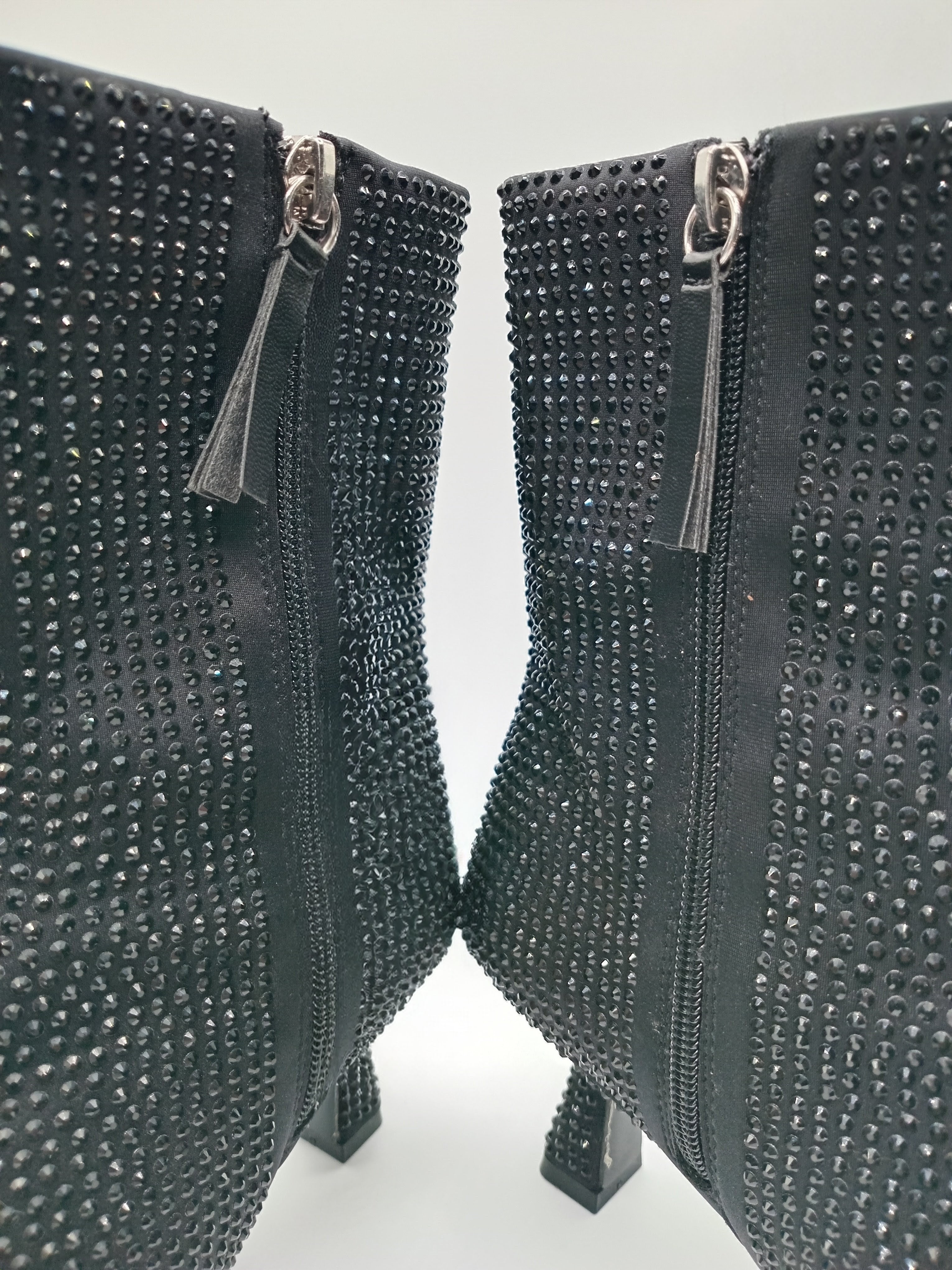 BOTA SALTO CORINA PRETO CRAVEJADA BRILHO AGULHA BICUDO ZIPER