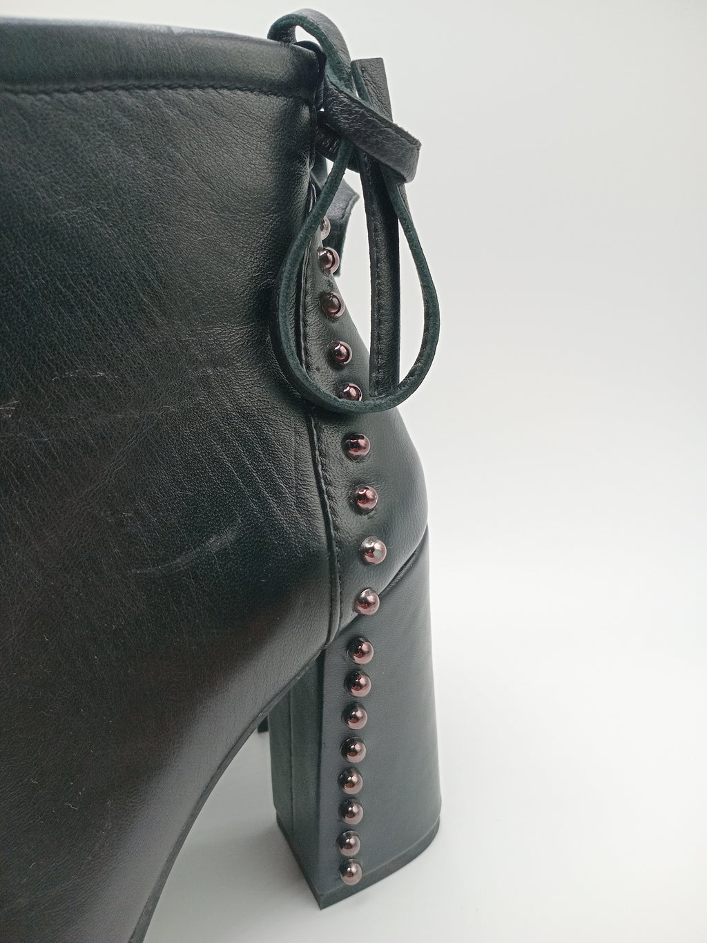 BOTA SALTO BRUNO PREMI PRETO COURO TAXAS PEDRAS LAÇO BICUDO ZIPER