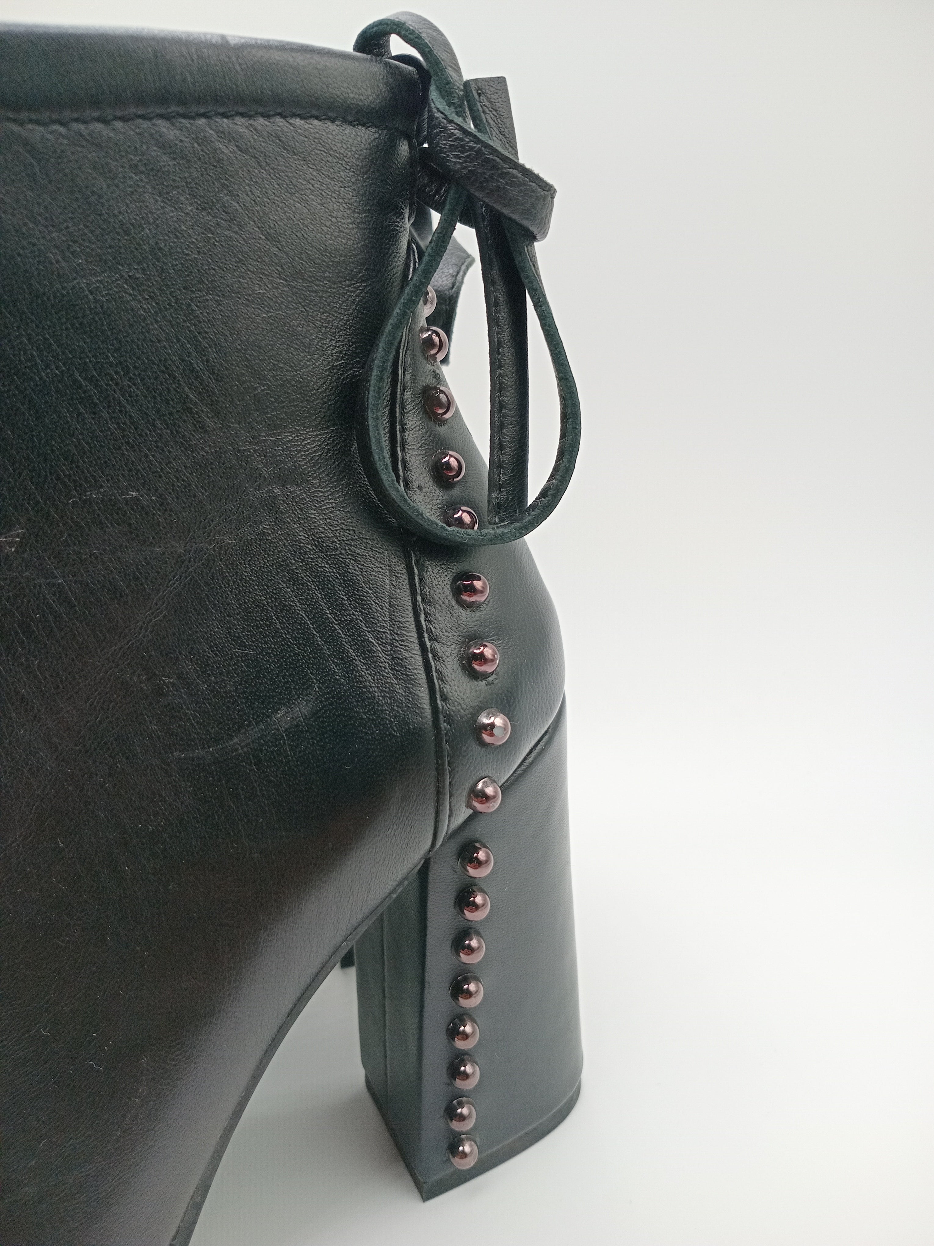 BOTA SALTO BRUNO PREMI PRETO COURO TAXAS PEDRAS LAÇO BICUDO ZIPER