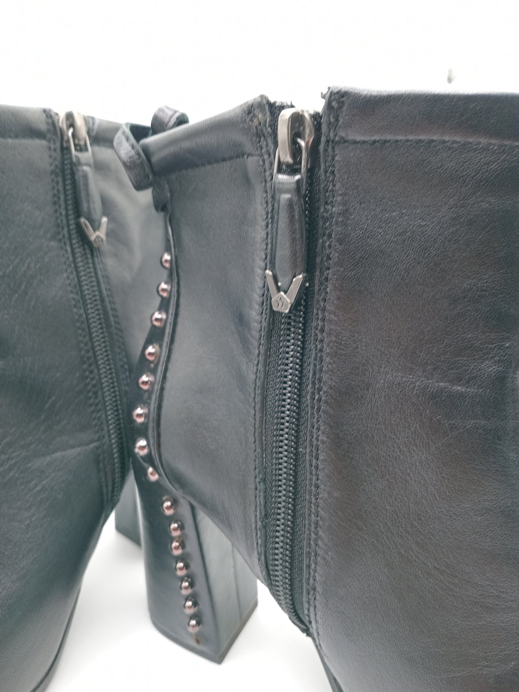 BOTA SALTO BRUNO PREMI PRETO COURO TAXAS PEDRAS LAÇO BICUDO ZIPER