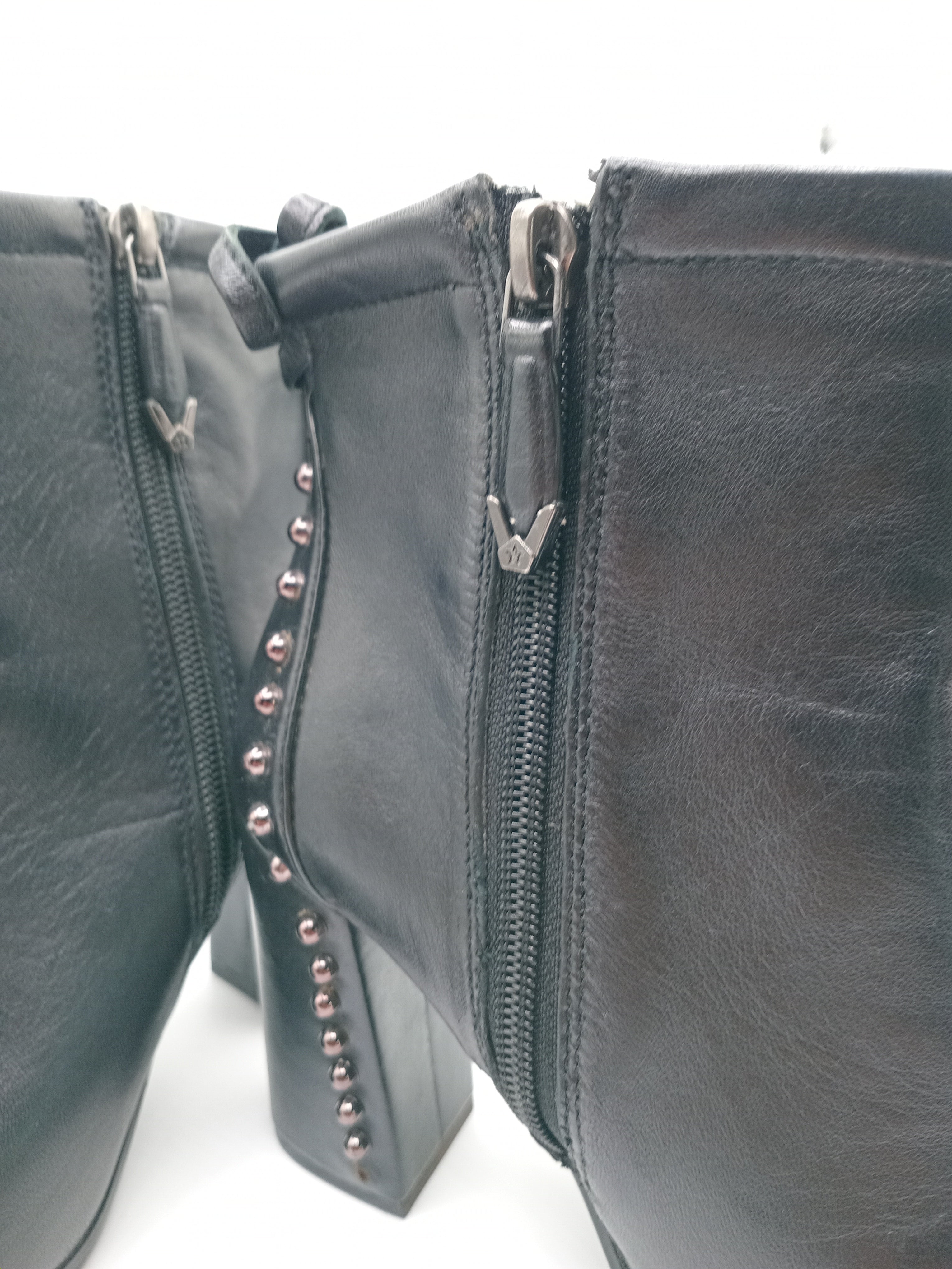 BOTA SALTO BRUNO PREMI PRETO COURO TAXAS PEDRAS LAÇO BICUDO ZIPER