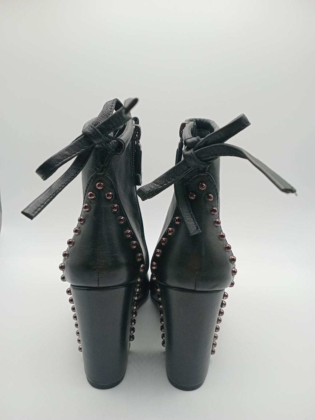 BOTA SALTO BRUNO PREMI PRETO COURO TAXAS PEDRAS LAÇO BICUDO ZIPER