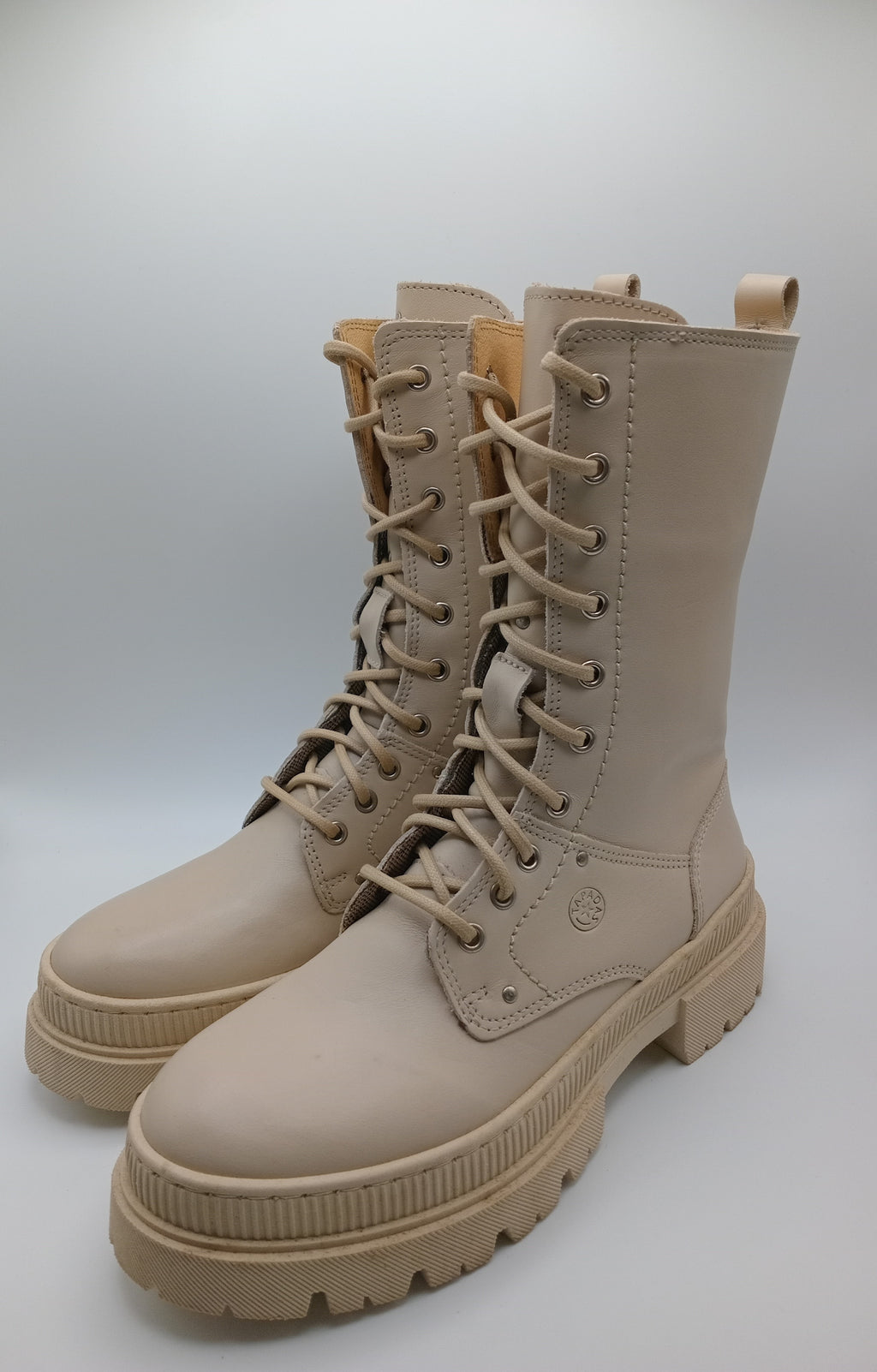 BOTA COTURNO TAPADAS CREME COURO LISO