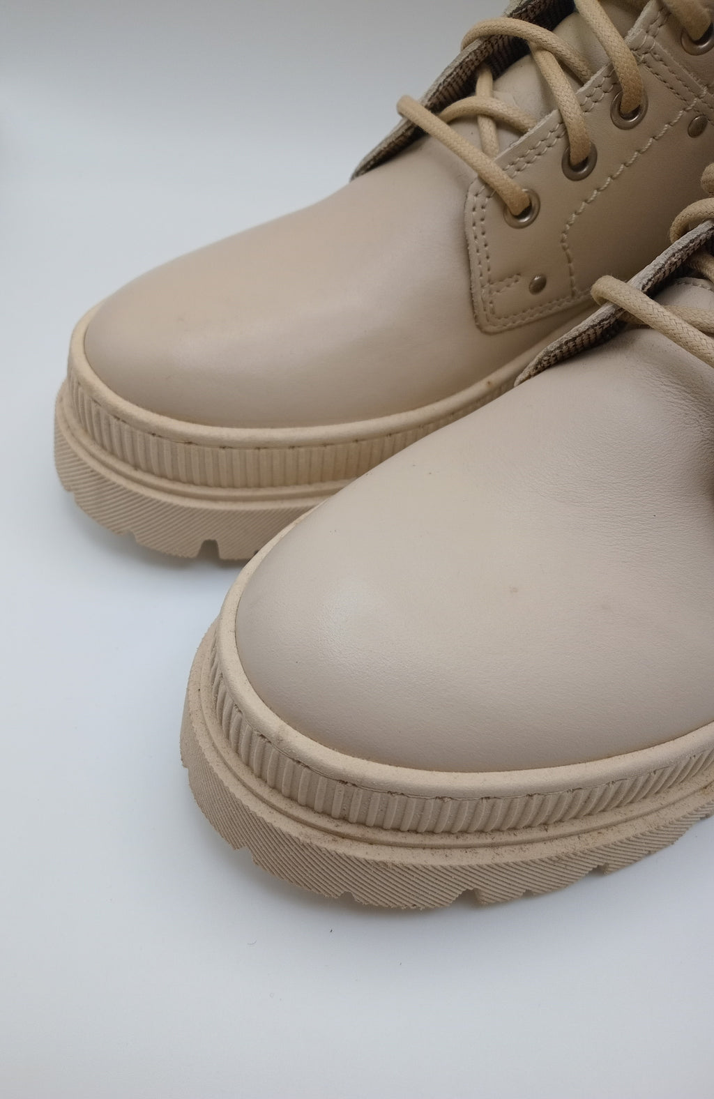 BOTA COTURNO TAPADAS CREME COURO LISO