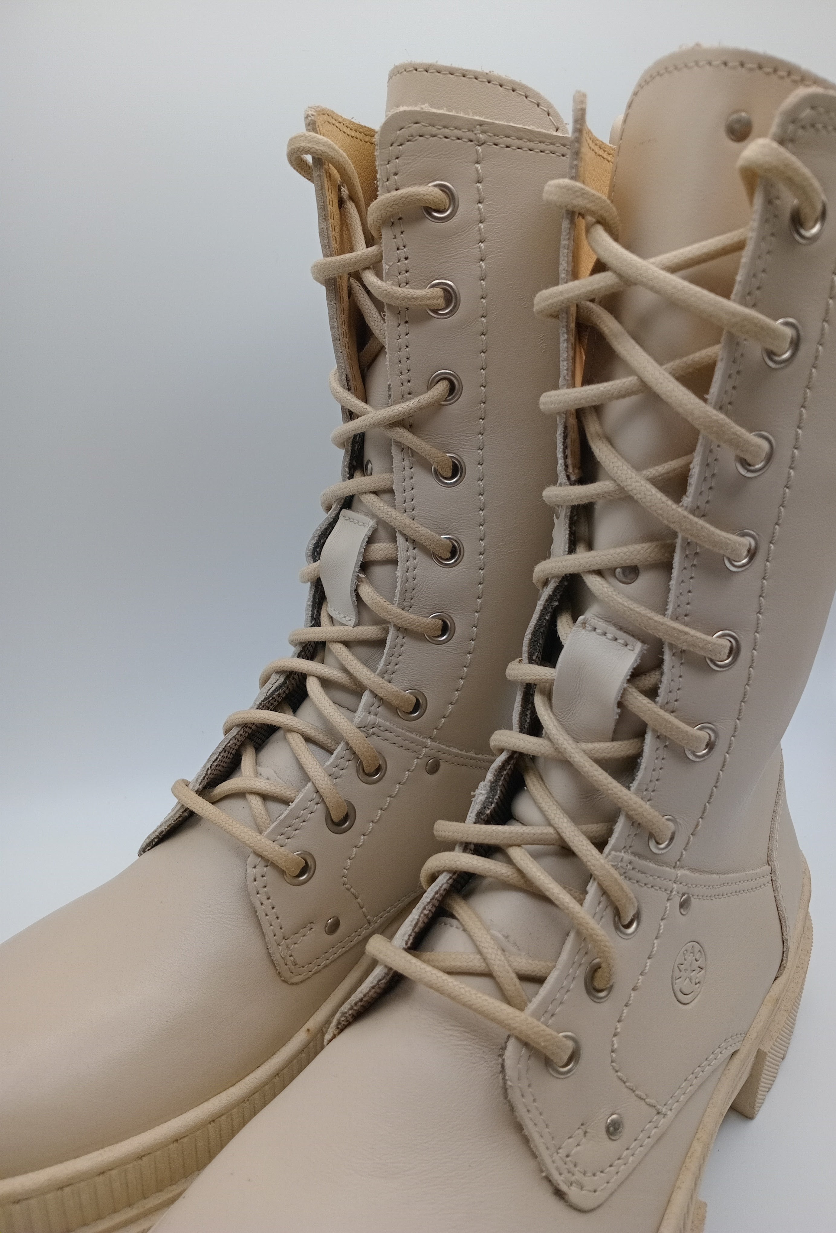 BOTA COTURNO TAPADAS CREME COURO LISO