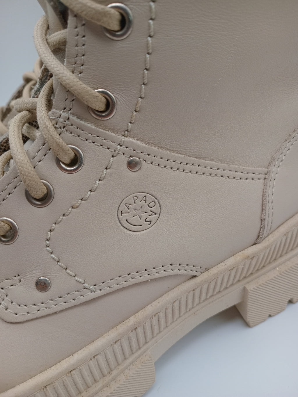 BOTA COTURNO TAPADAS CREME COURO LISO