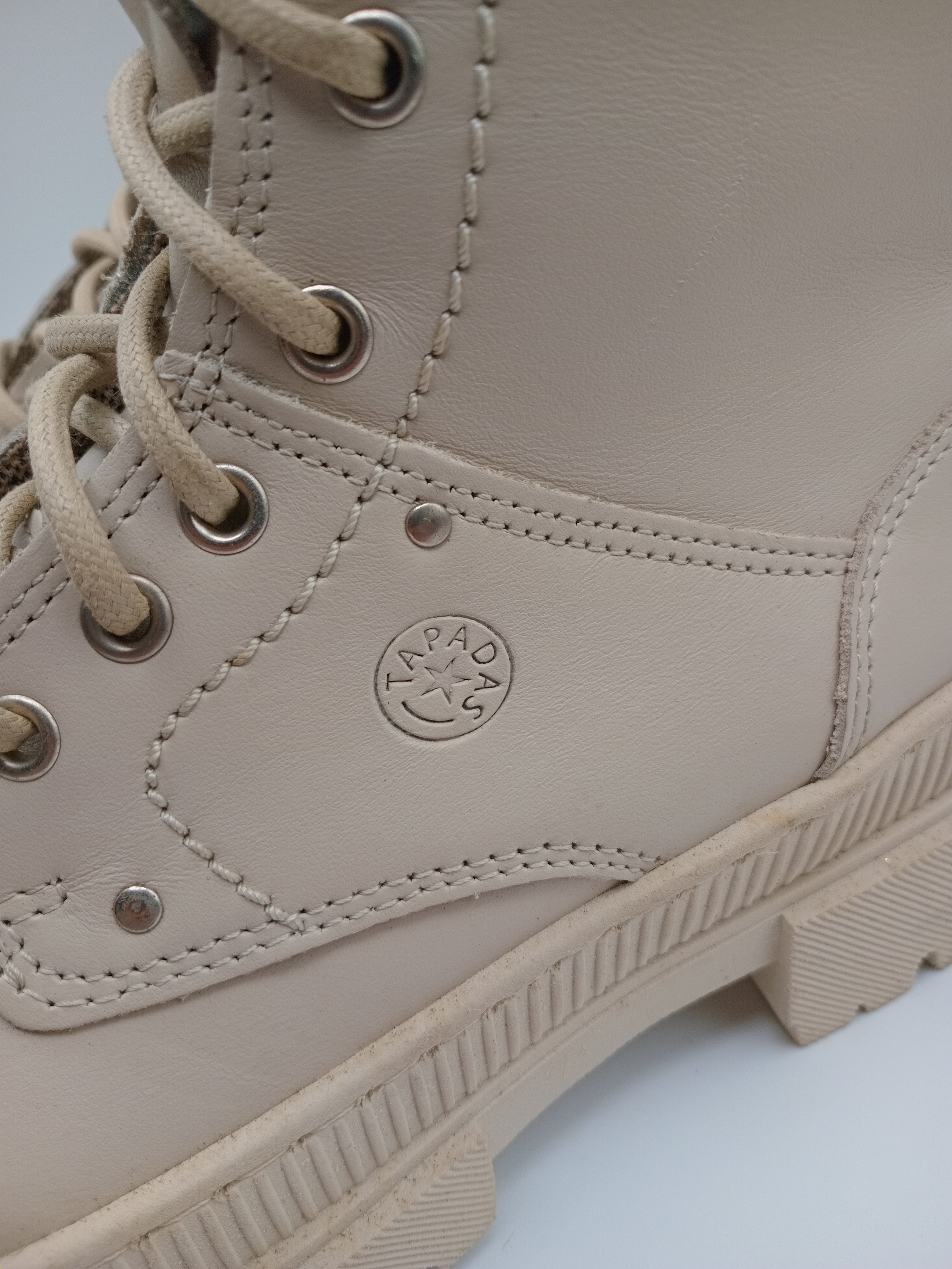 BOTA COTURNO TAPADAS CREME COURO LISO