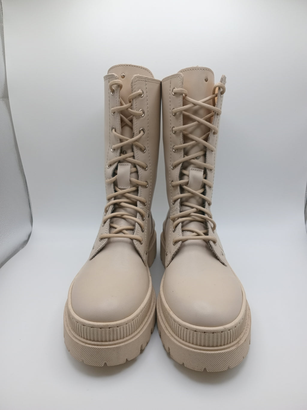 BOTA COTURNO TAPADAS CREME COURO LISO
