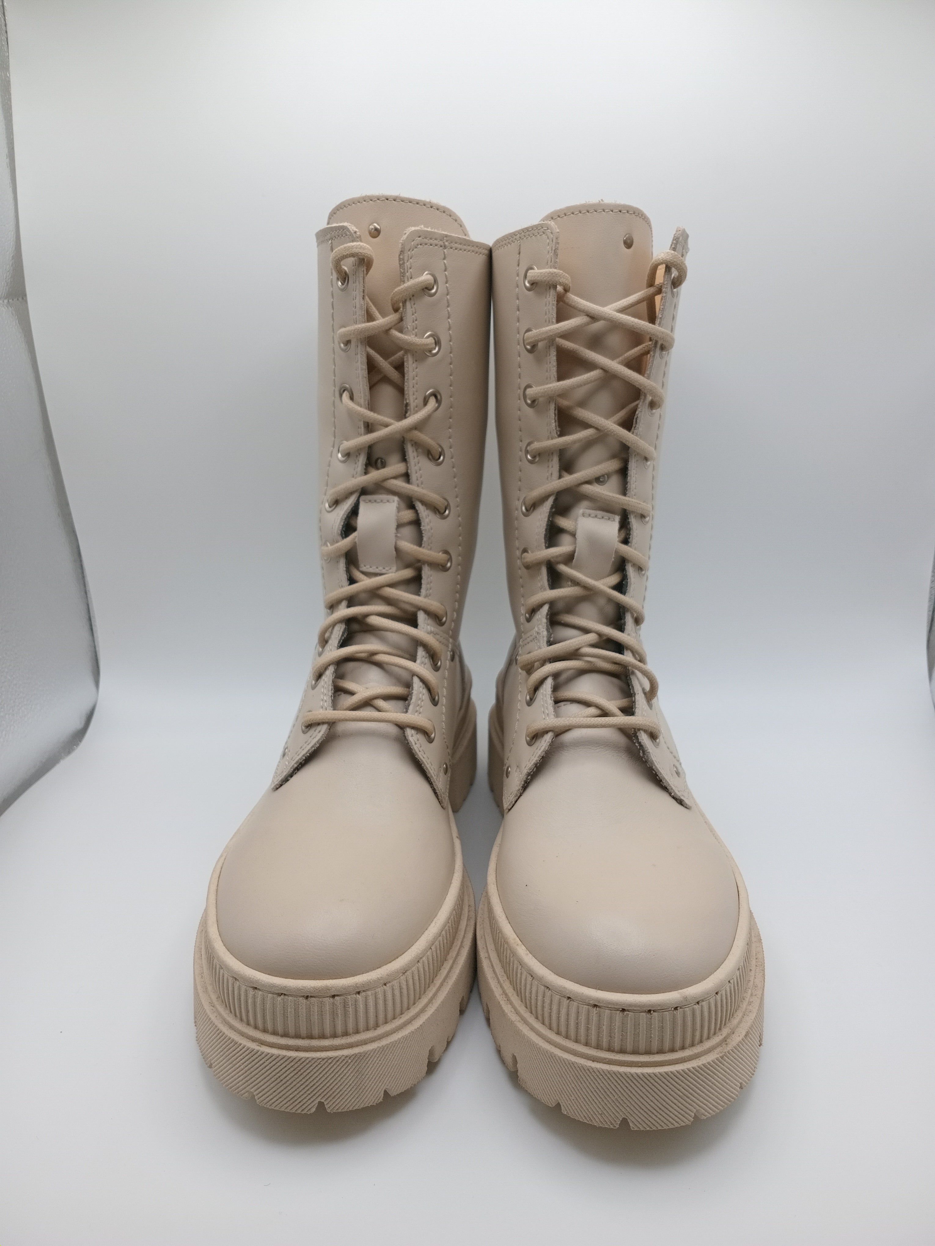 BOTA COTURNO TAPADAS CREME COURO LISO