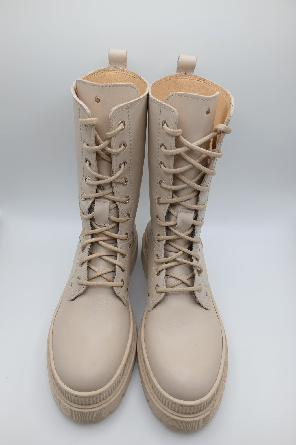 BOTA COTURNO TAPADAS CREME COURO LISO