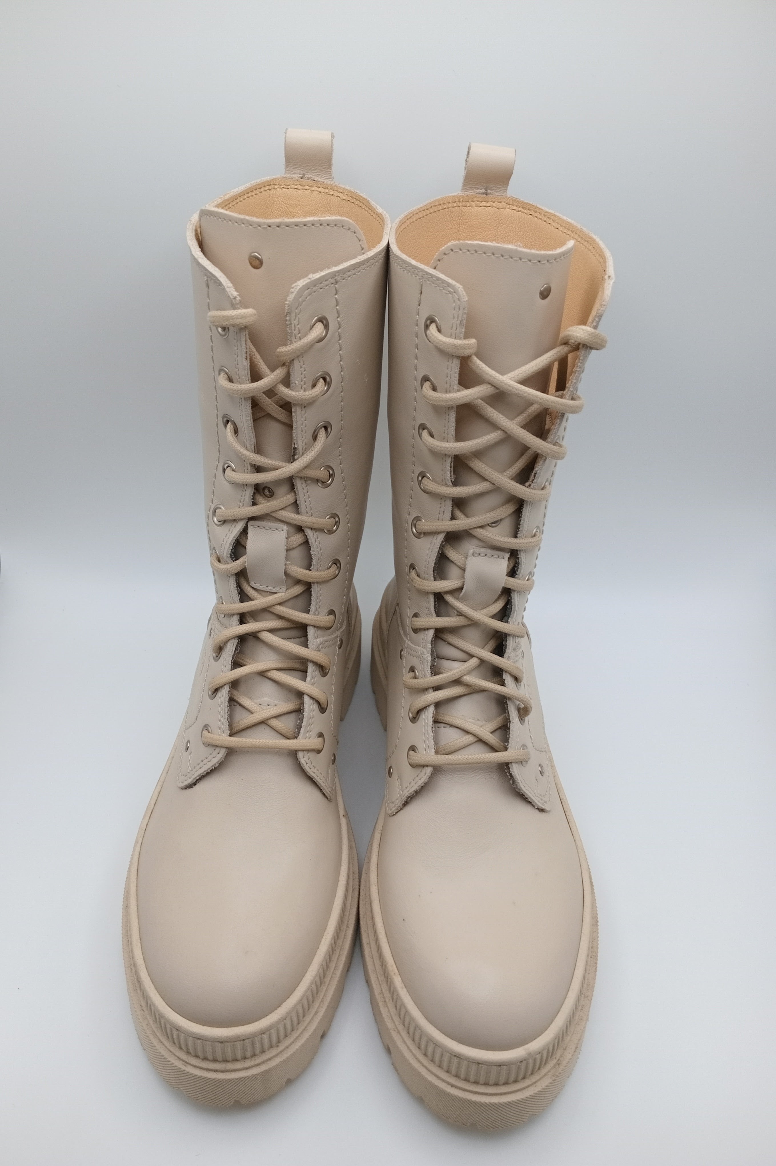 BOTA COTURNO TAPADAS CREME COURO LISO