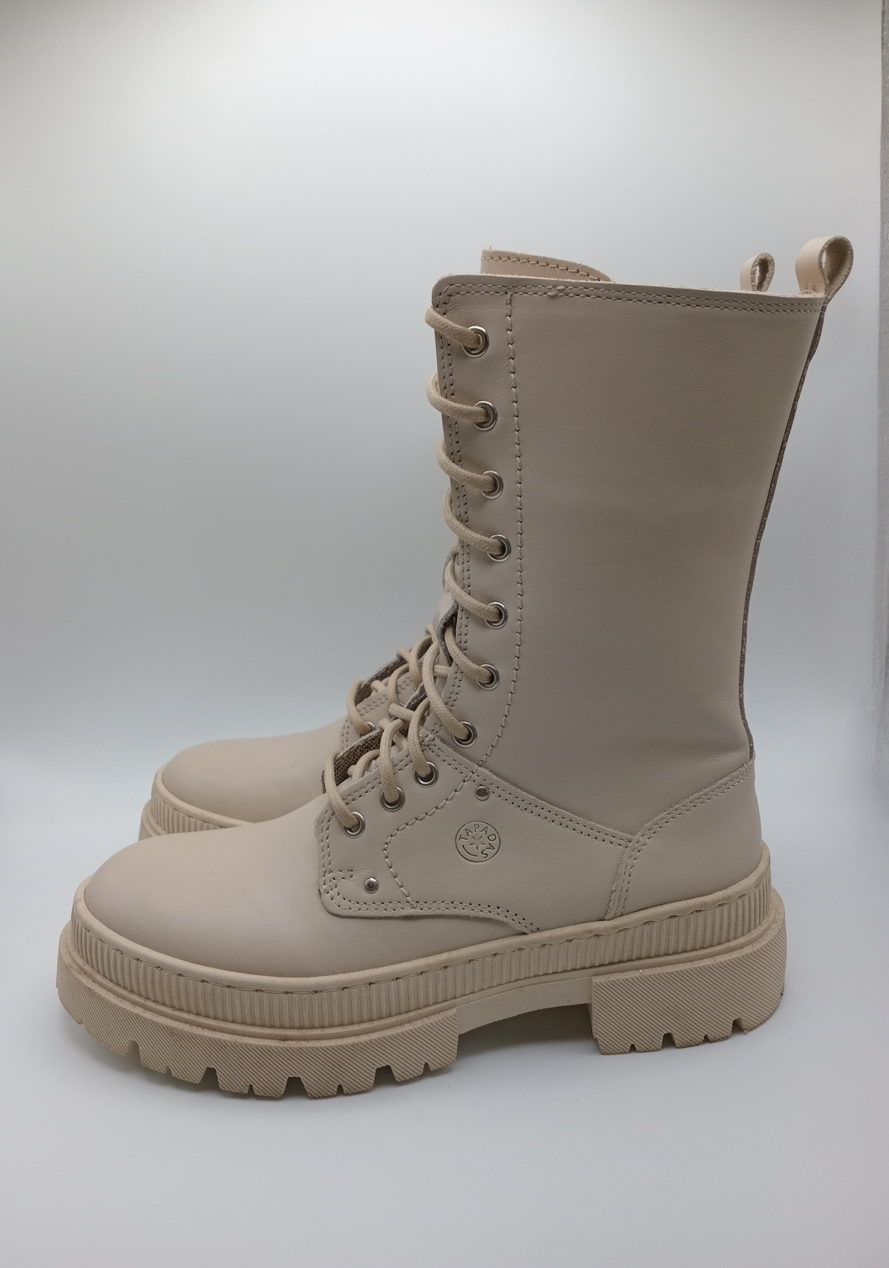 BOTA COTURNO TAPADAS CREME COURO LISO