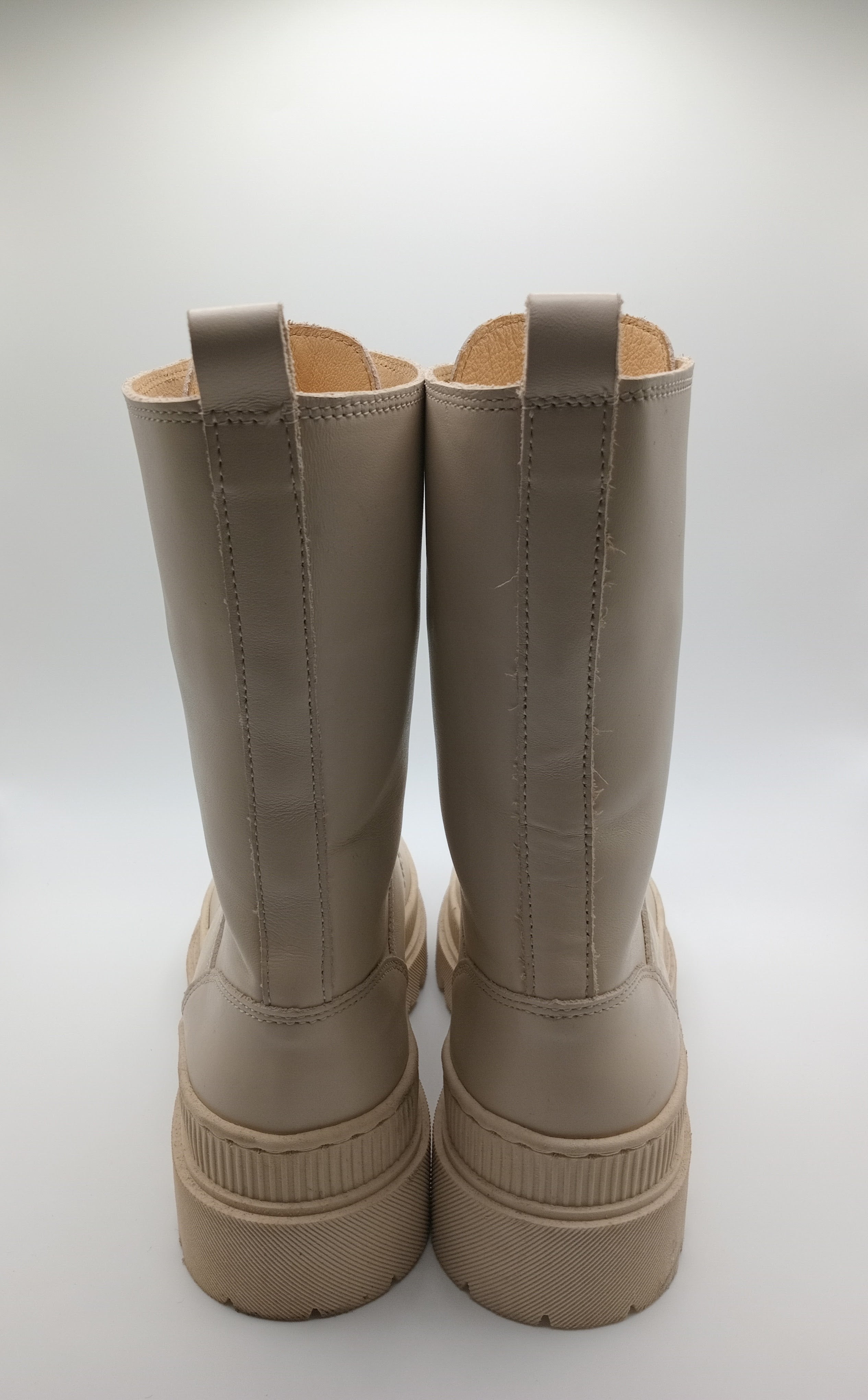 BOTA COTURNO TAPADAS CREME COURO LISO