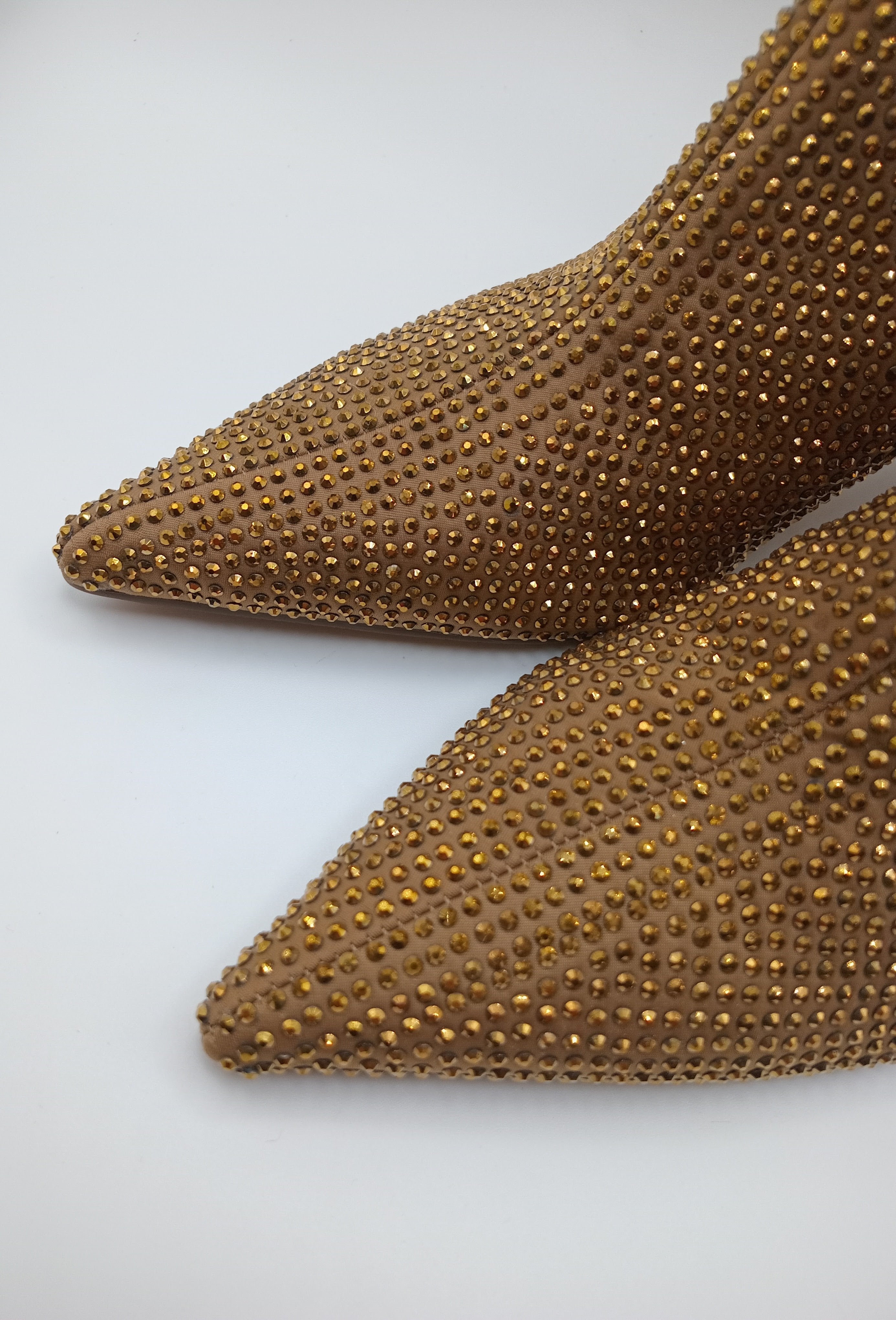 BOTA SALTO CORINA DOURADO CRAVEJADA BRILHO AGULHA ZIPER BICUDO