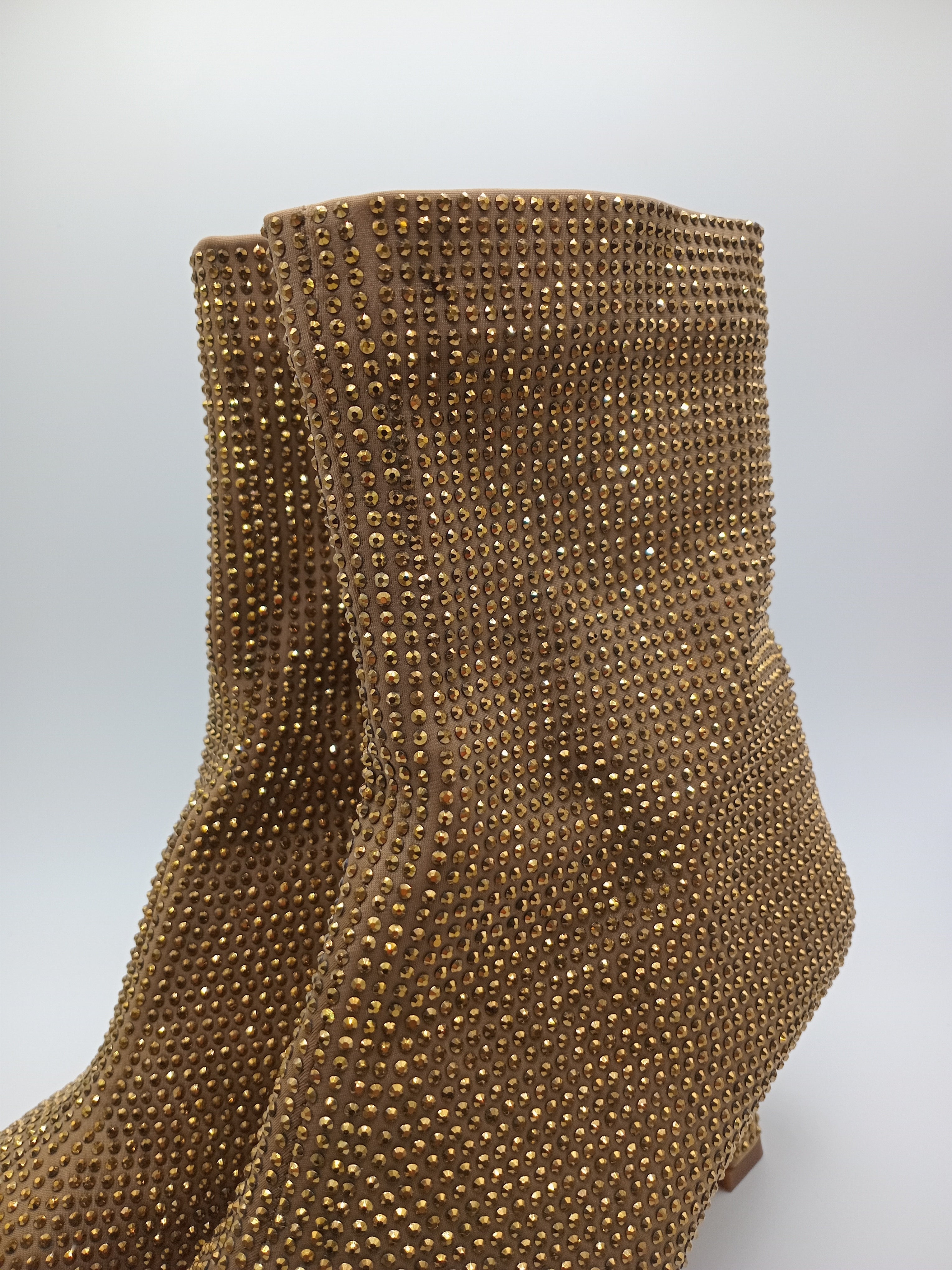 BOTA SALTO CORINA DOURADO CRAVEJADA BRILHO AGULHA ZIPER BICUDO