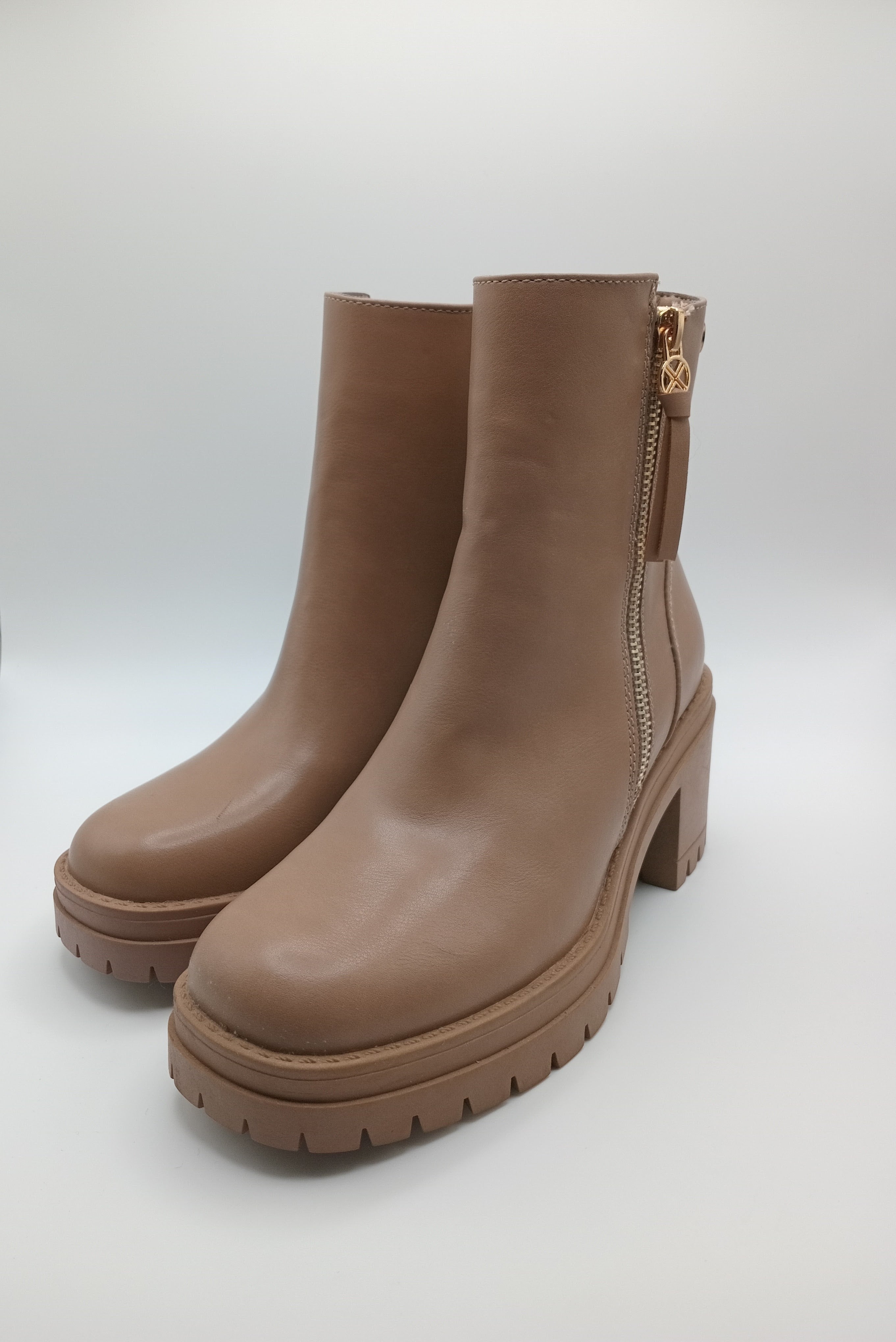 BOTA SALTO XTI CASTANHO ECO PELE ZIPER LATERAL FAKE BICO QUADRADO