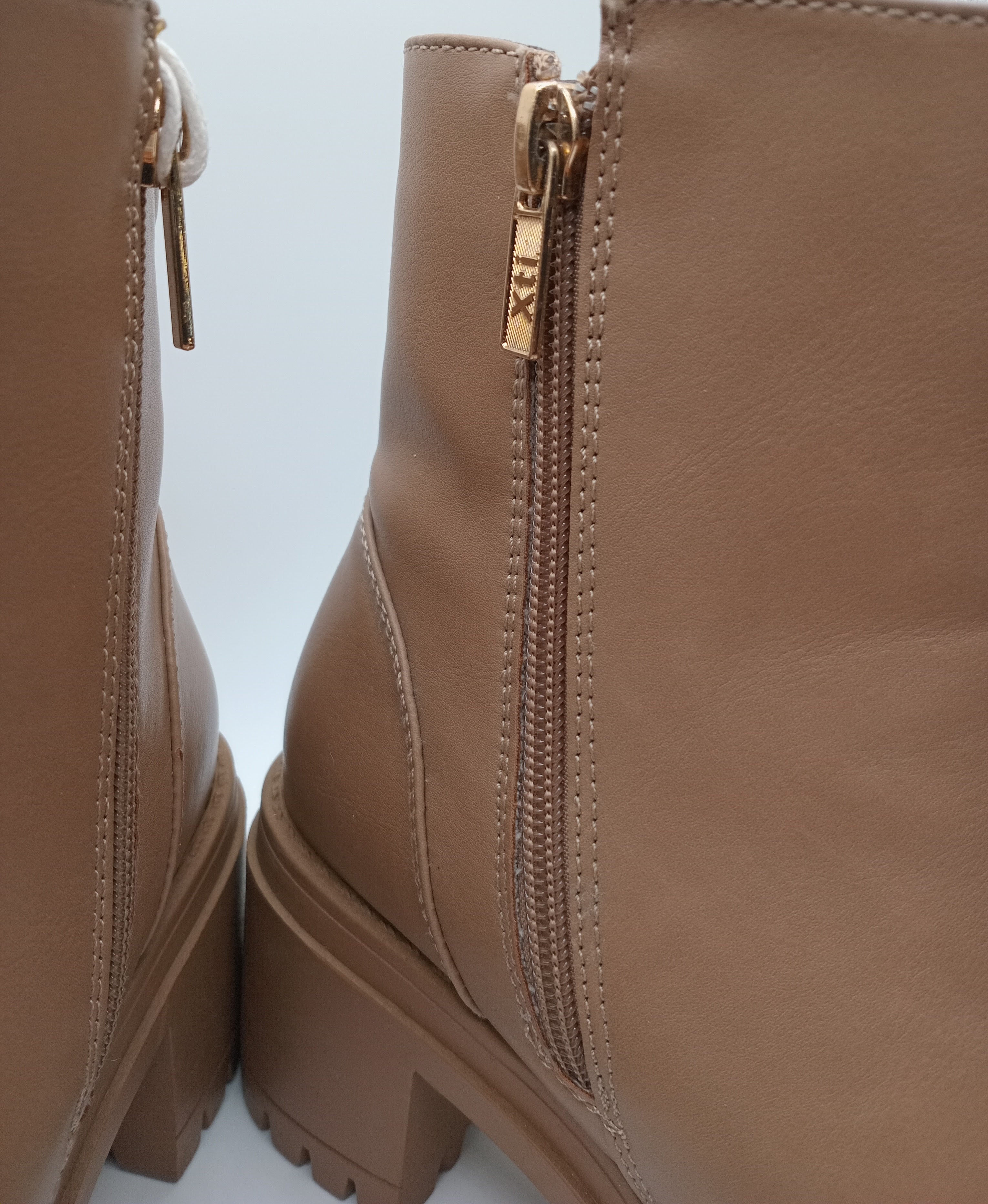 BOTA SALTO XTI CASTANHO ECO PELE ZIPER LATERAL FAKE BICO QUADRADO