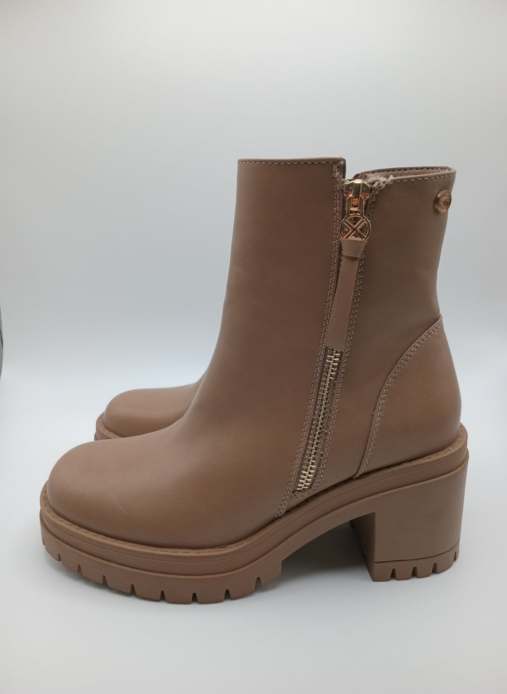 BOTA SALTO XTI CASTANHO ECO PELE ZIPER LATERAL FAKE BICO QUADRADO
