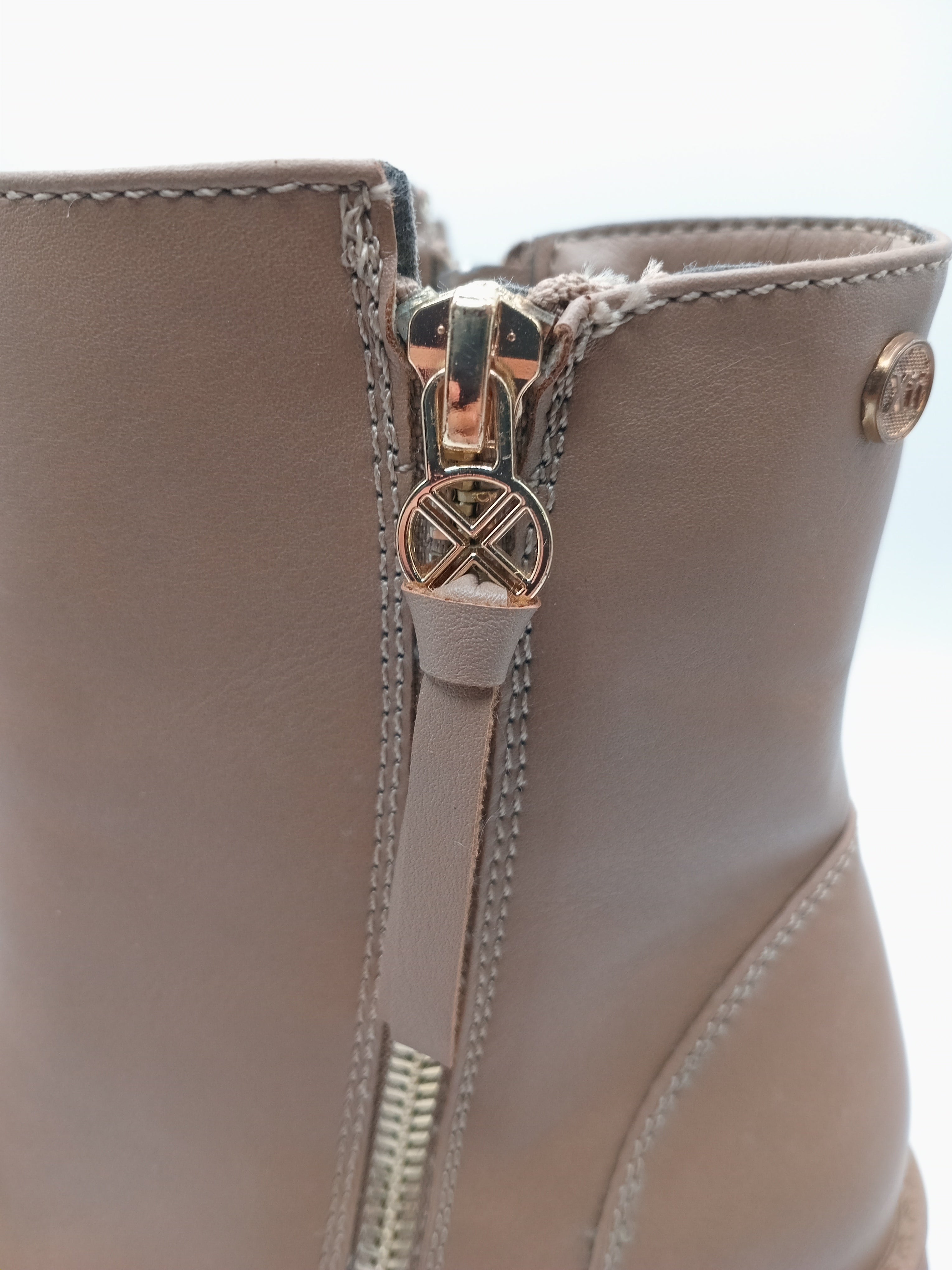 BOTA SALTO XTI CASTANHO ECO PELE ZIPER LATERAL FAKE BICO QUADRADO