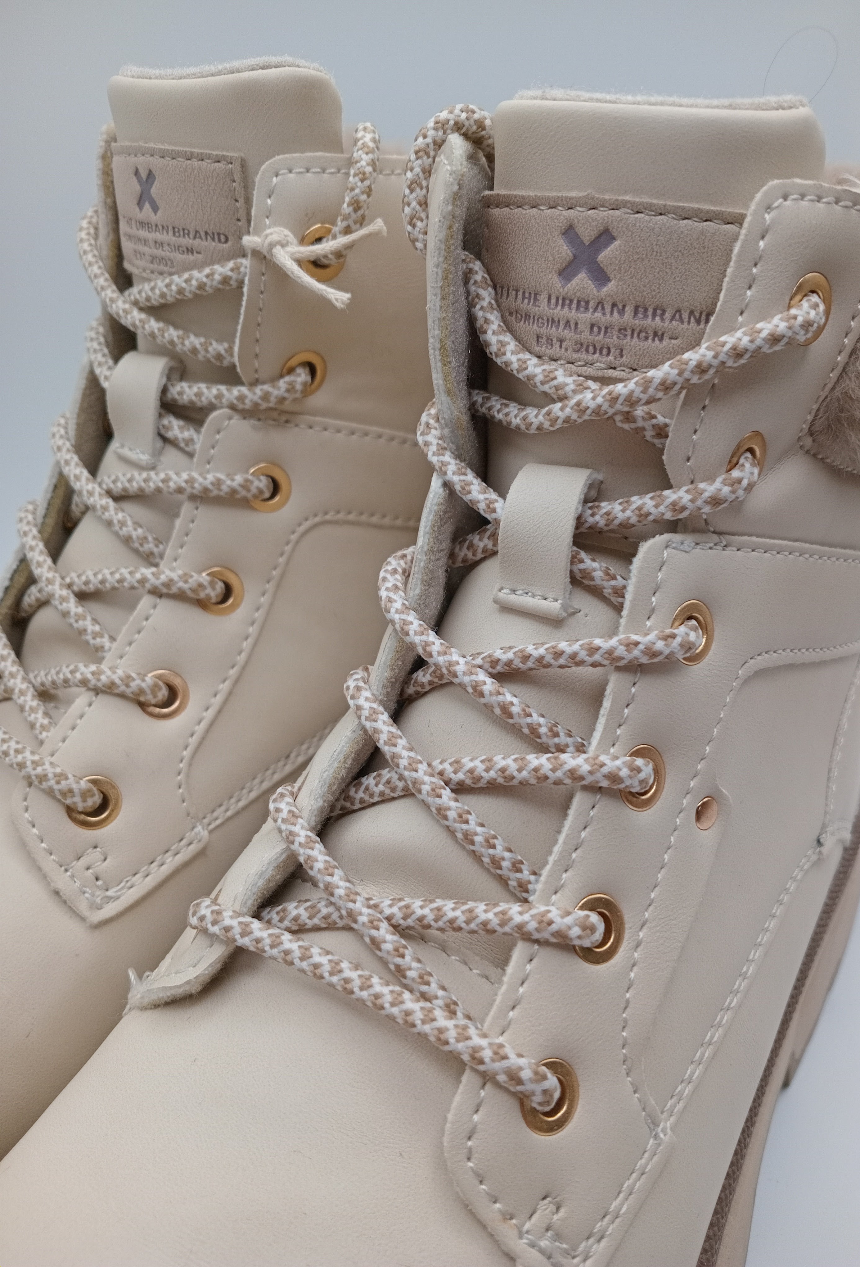 BOTA COTURNO XTI BRANCO PELOS TRATORADO ZIPER