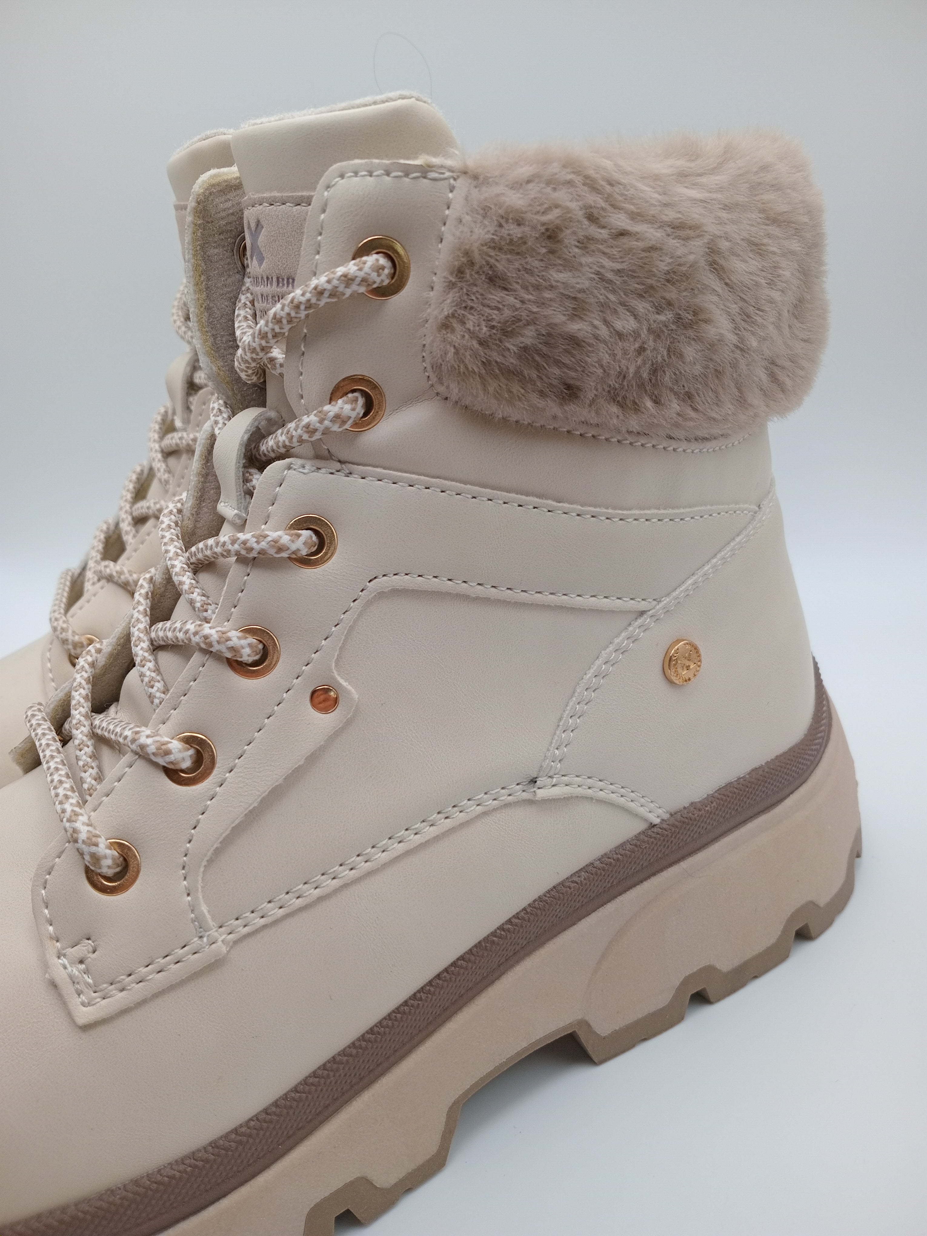 BOTA COTURNO XTI BRANCO PELOS TRATORADO ZIPER