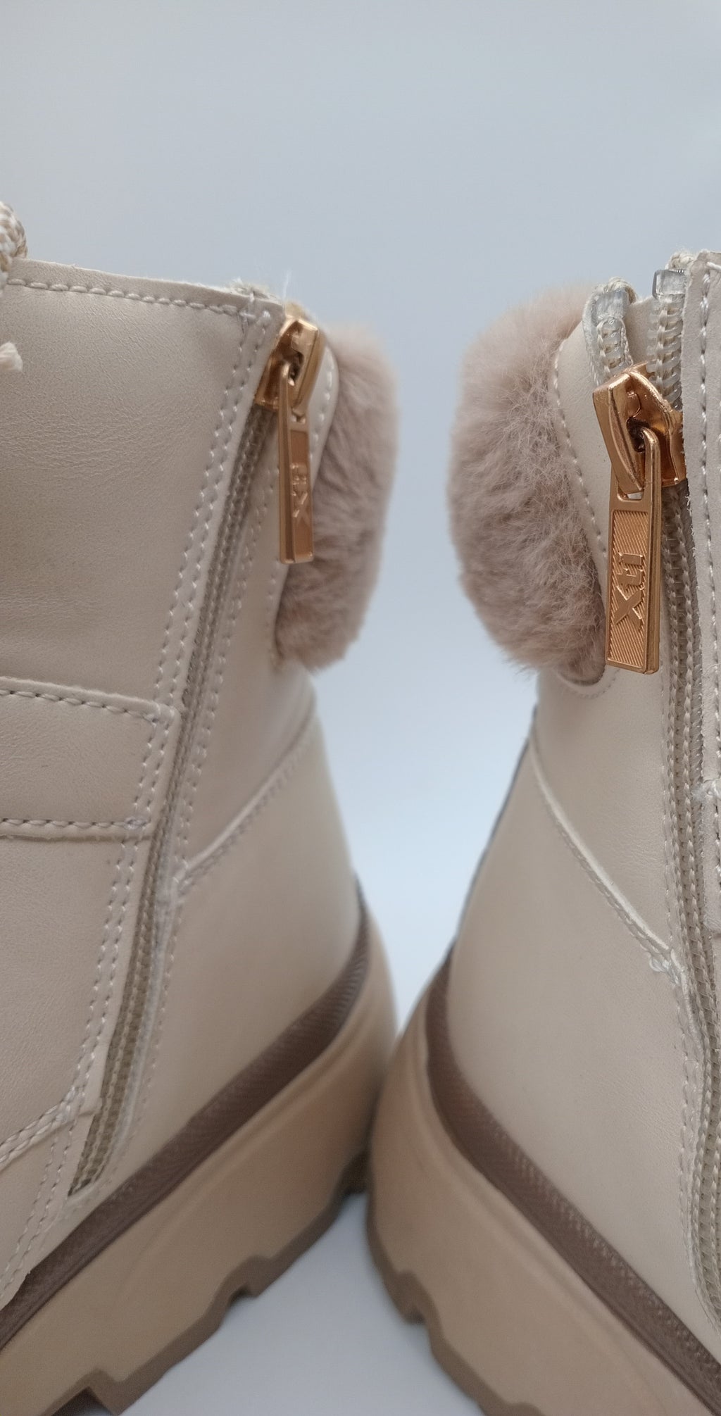 BOTA COTURNO XTI BRANCO PELOS TRATORADO ZIPER