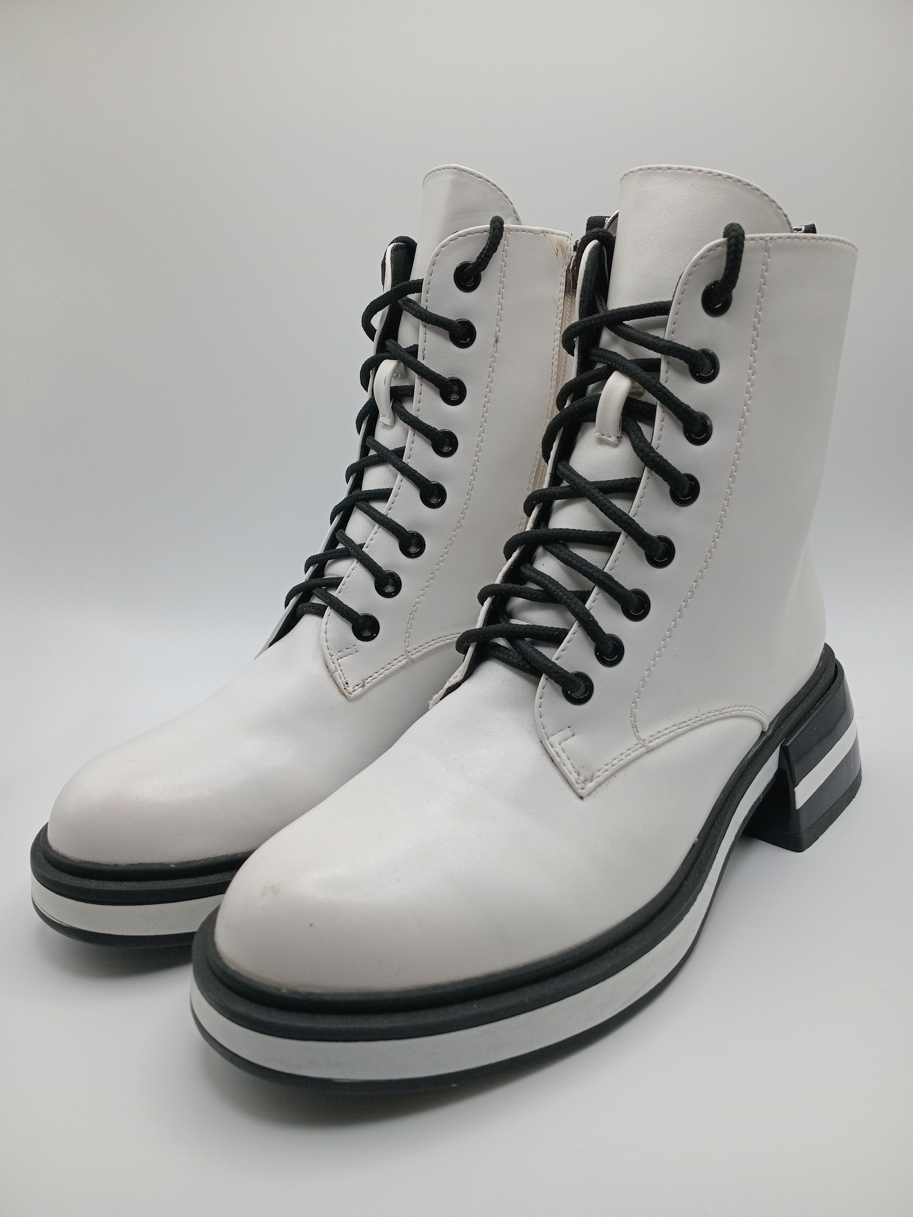BOTA COTURNO ROCKAWAY PRETO BRANCO ECO PELE ZIPER