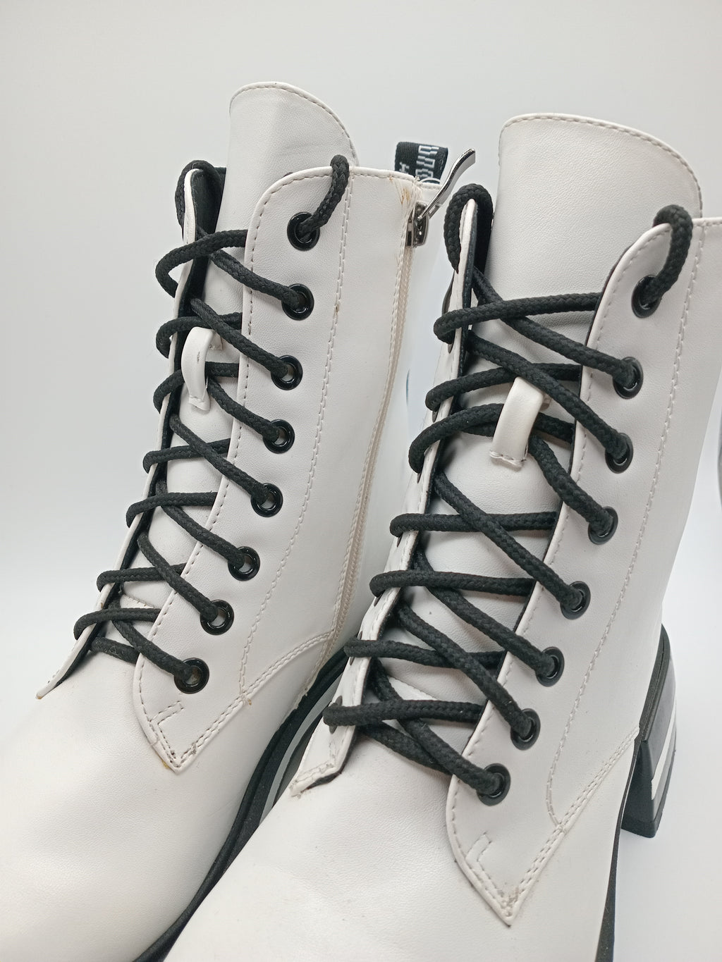 BOTA COTURNO ROCKAWAY PRETO BRANCO ECO PELE ZIPER