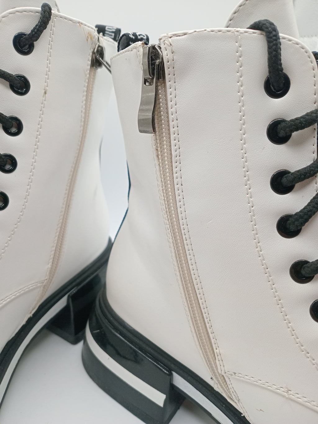 BOTA COTURNO ROCKAWAY PRETO BRANCO ECO PELE ZIPER