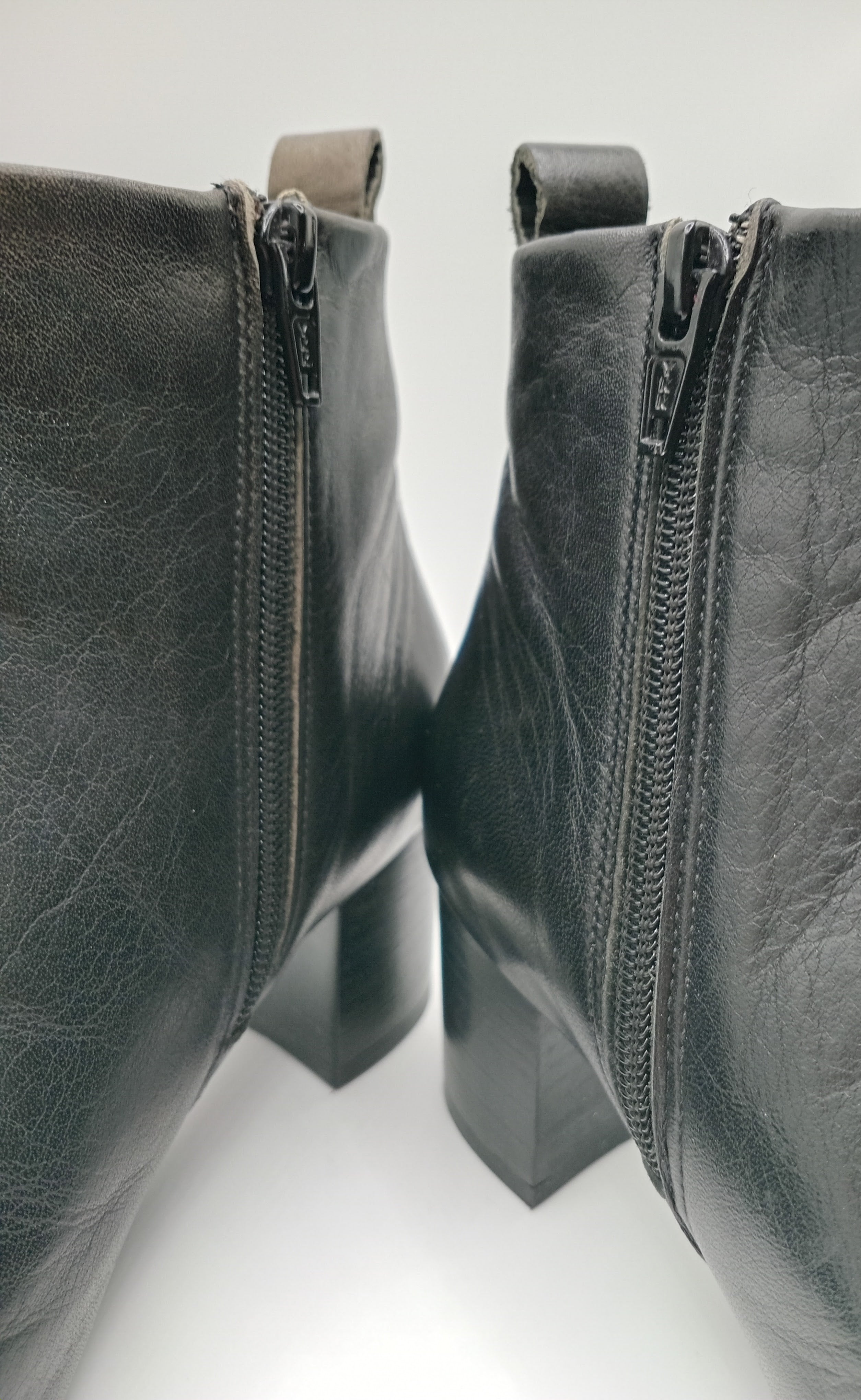 BOTA SALTO AXN PRETO COURO ZIPER