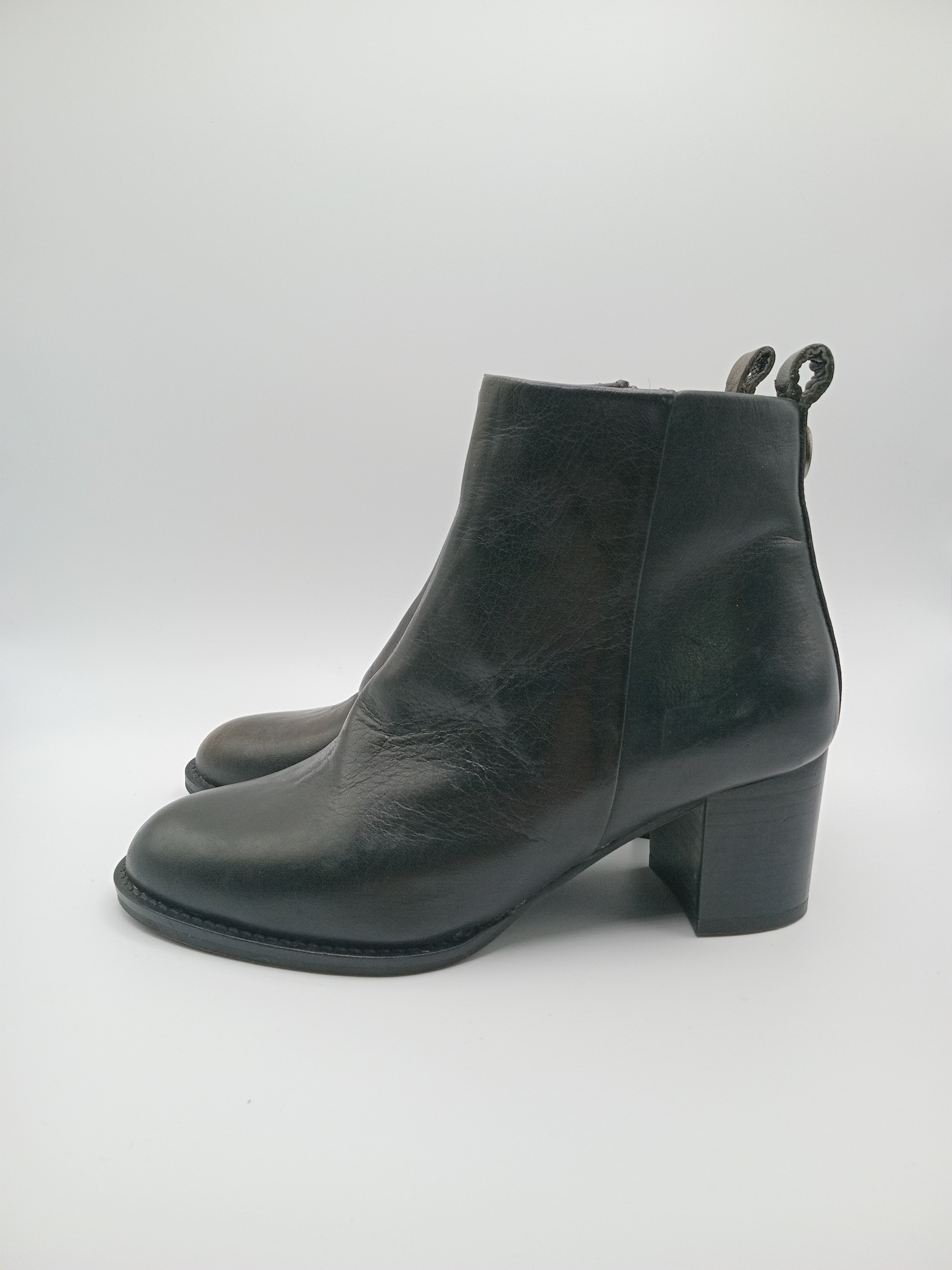 BOTA SALTO AXN PRETO COURO ZIPER BOTIM
