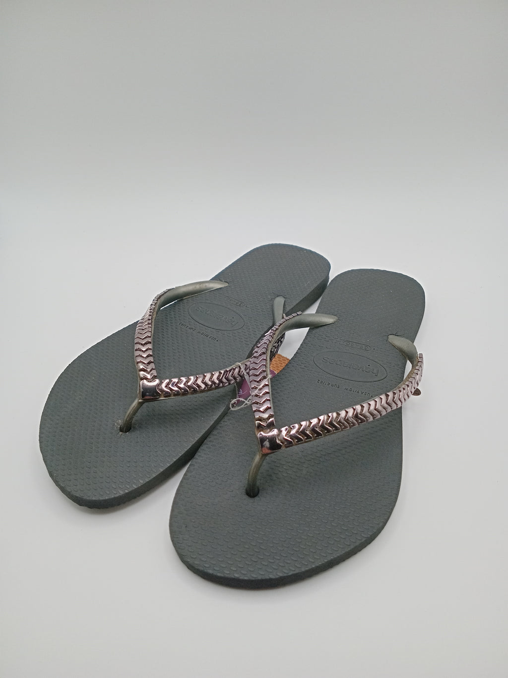 CHINELO HAVAIANAS PRETO TIRAS APLICAÇÃO TAXAS METAL PRATA