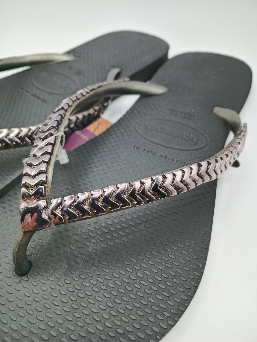 CHINELO HAVAIANAS PRETO TIRAS APLICAÇÃO TAXAS METAL PRATA