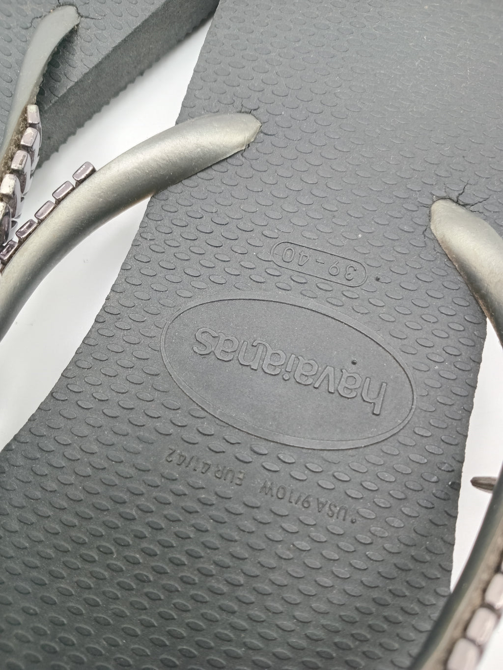 CHINELO HAVAIANAS PRETO TIRAS APLICAÇÃO TAXAS METAL PRATA