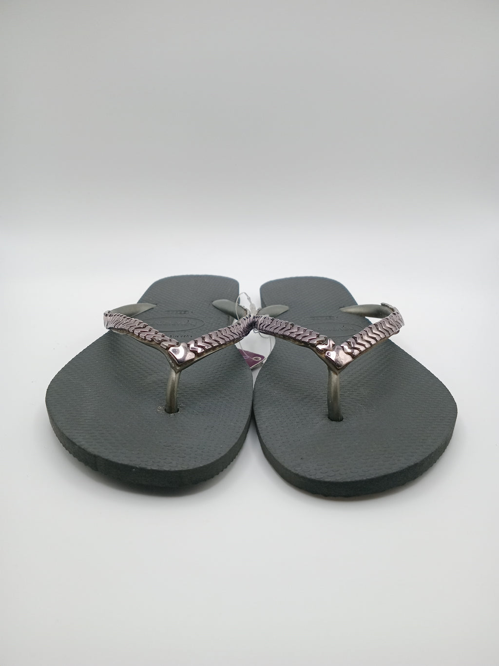CHINELO HAVAIANAS PRETO TIRAS APLICAÇÃO TAXAS METAL PRATA