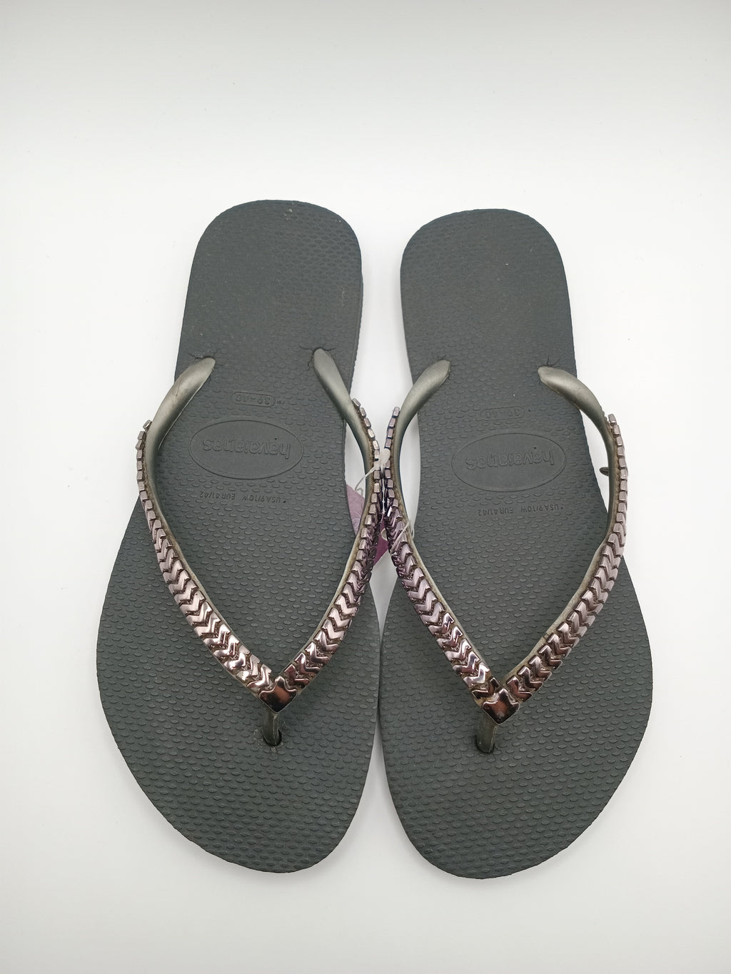 CHINELO HAVAIANAS PRETO TIRAS APLICAÇÃO TAXAS METAL PRATA