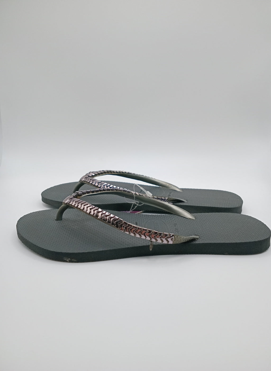 CHINELO HAVAIANAS PRETO TIRAS APLICAÇÃO TAXAS METAL PRATA
