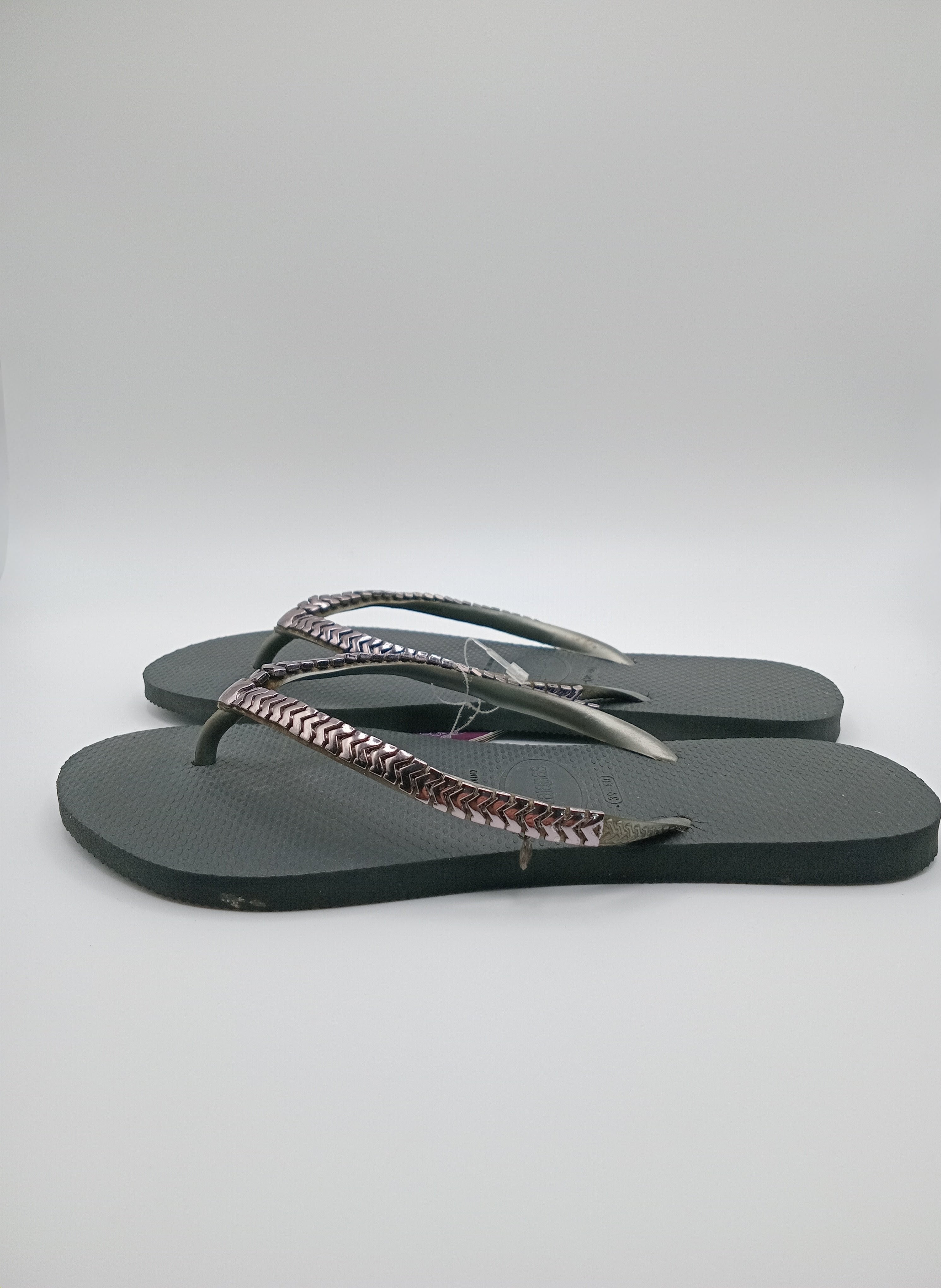 CHINELO HAVAIANAS PRETO TIRAS APLICAÇÃO TAXAS METAL PRATA