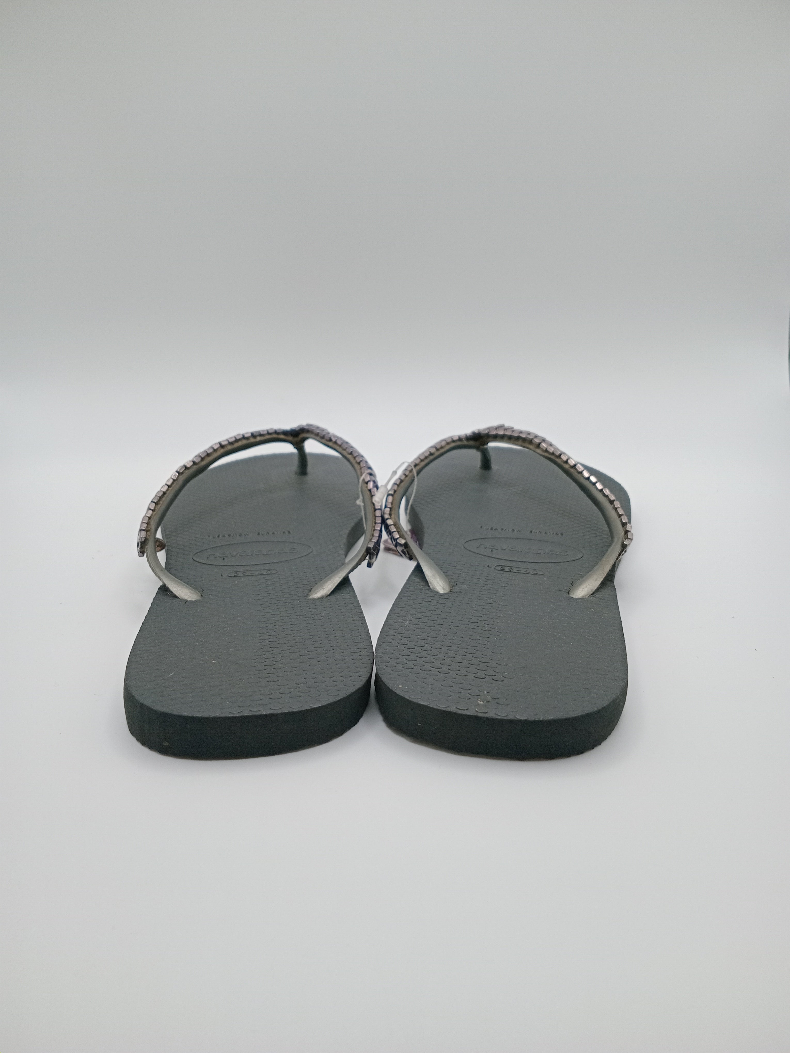 CHINELO HAVAIANAS PRETO TIRAS APLICAÇÃO TAXAS METAL PRATA