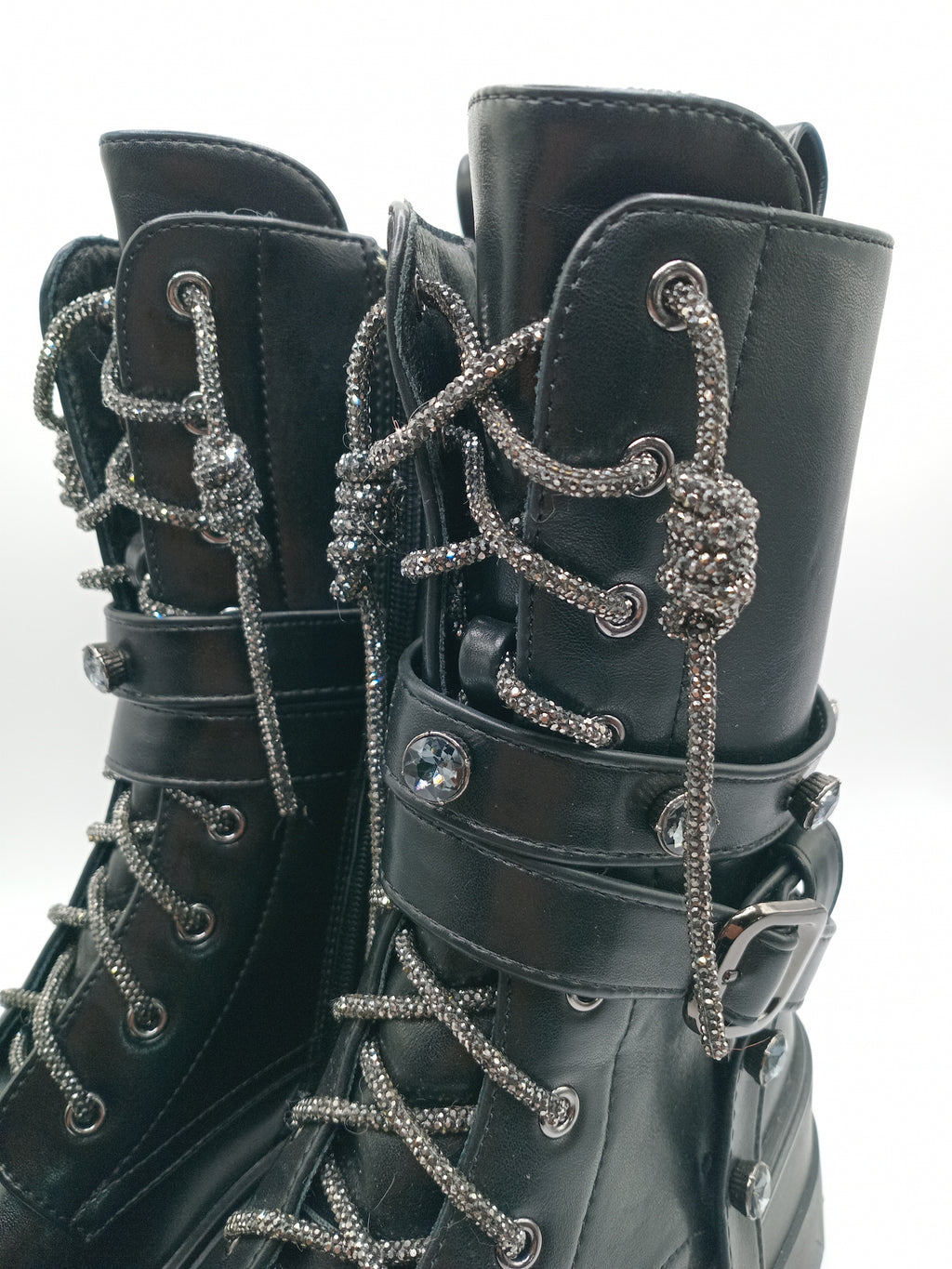 BOTA COTURNO JOALICE PARIS PRETO ECO PELE ATACADOR BRILHO CRAVEJADA TAXAS TIRAS ZIPER