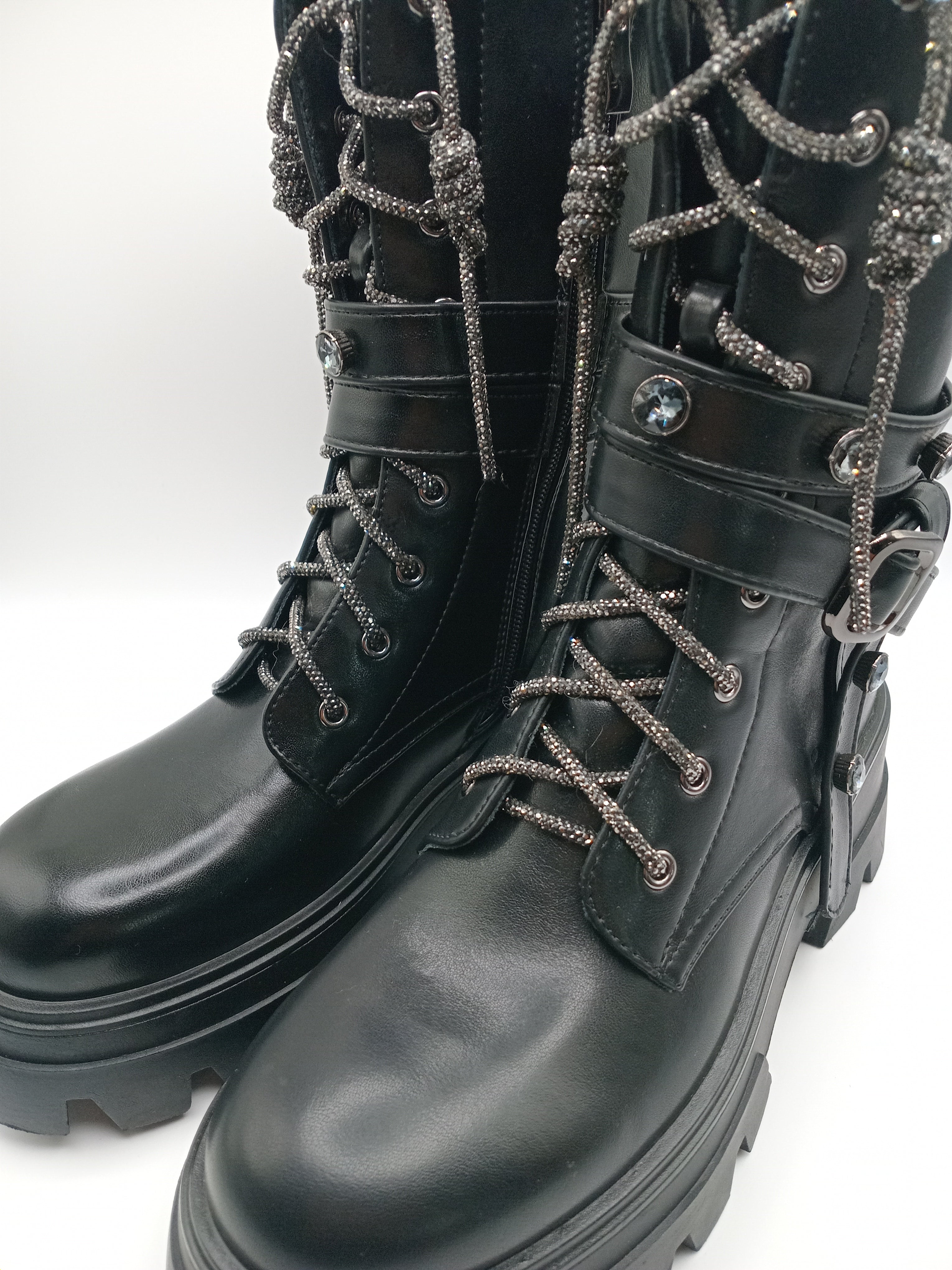 BOTA COTURNO JOALICE PARIS PRETO ECO PELE ATACADOR BRILHO CRAVEJADA TAXAS TIRAS ZIPER