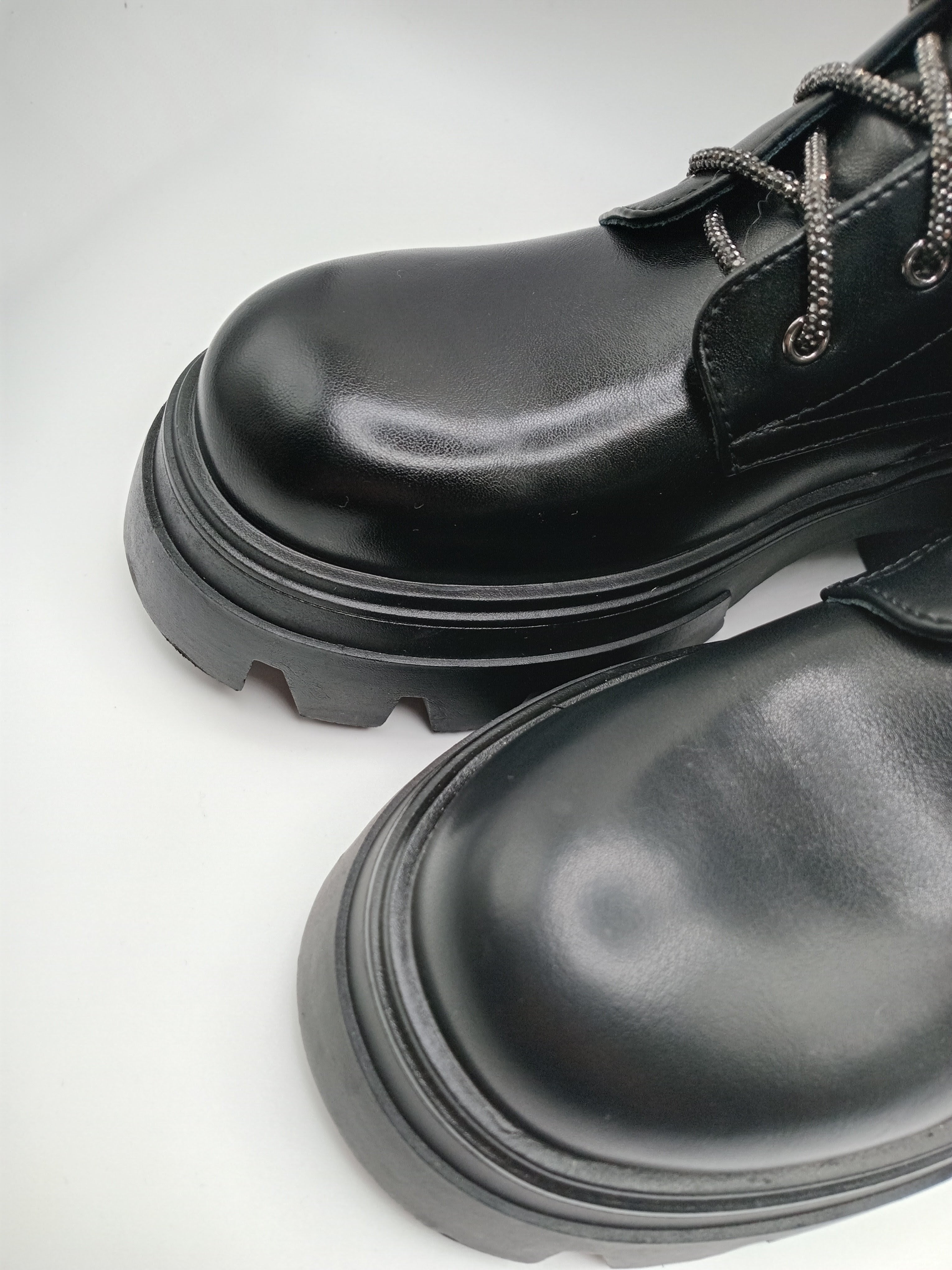 BOTA COTURNO JOALICE PARIS PRETO ECO PELE ATACADOR BRILHO CRAVEJADA TAXAS TIRAS ZIPER