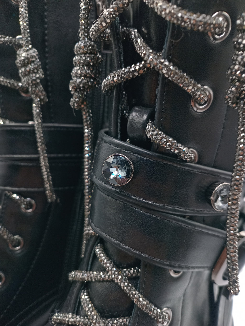 BOTA COTURNO JOALICE PARIS PRETO ECO PELE ATACADOR BRILHO CRAVEJADA TAXAS TIRAS ZIPER