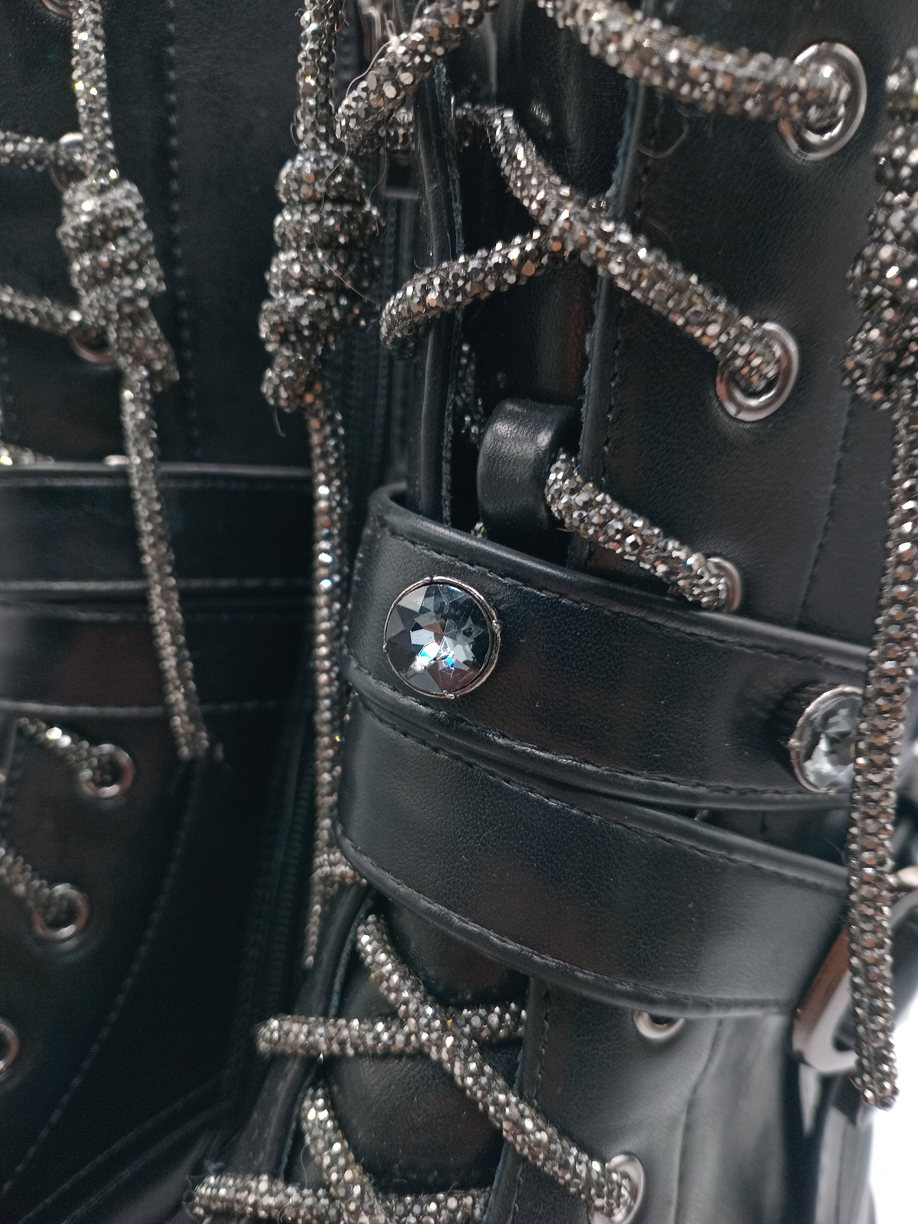 BOTA COTURNO JOALICE PARIS PRETO ECO PELE ATACADOR BRILHO CRAVEJADA TAXAS TIRAS ZIPER