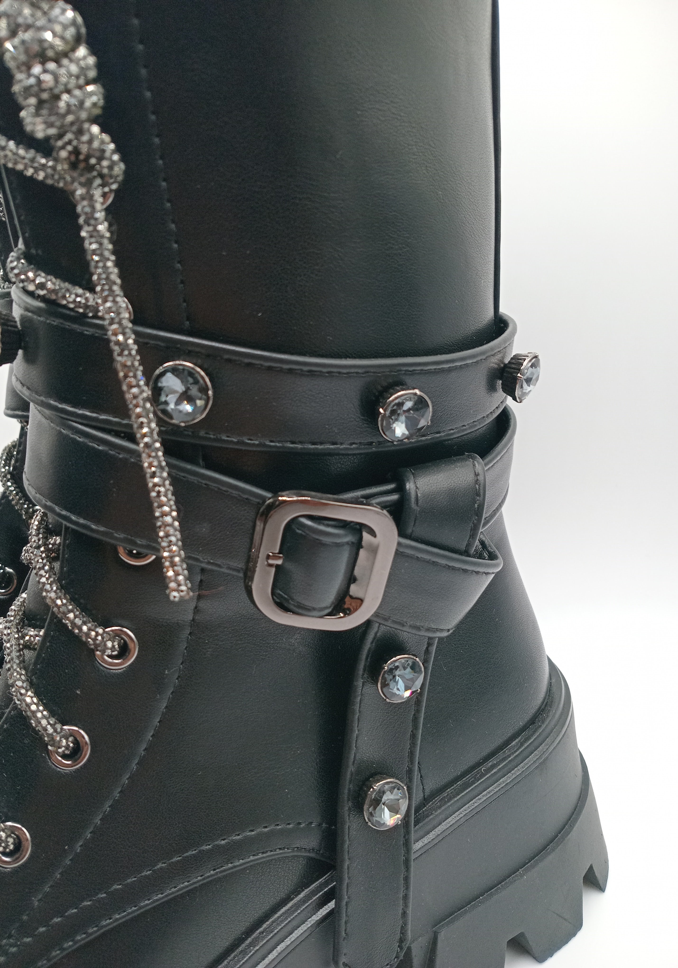 BOTA COTURNO JOALICE PARIS PRETO ECO PELE ATACADOR BRILHO CRAVEJADA TAXAS TIRAS ZIPER