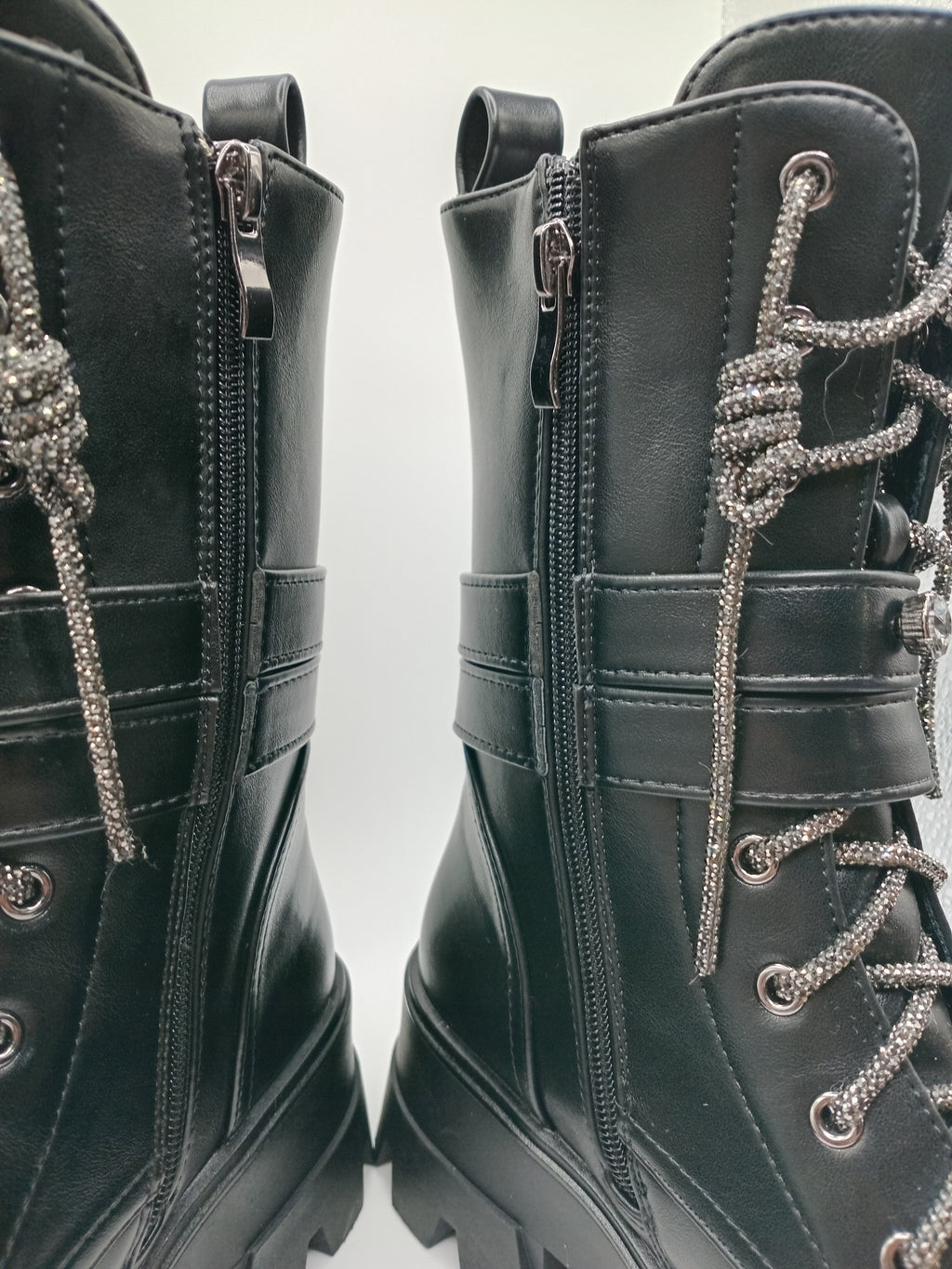 BOTA COTURNO JOALICE PARIS PRETO ECO PELE ATACADOR BRILHO CRAVEJADA TAXAS TIRAS ZIPER