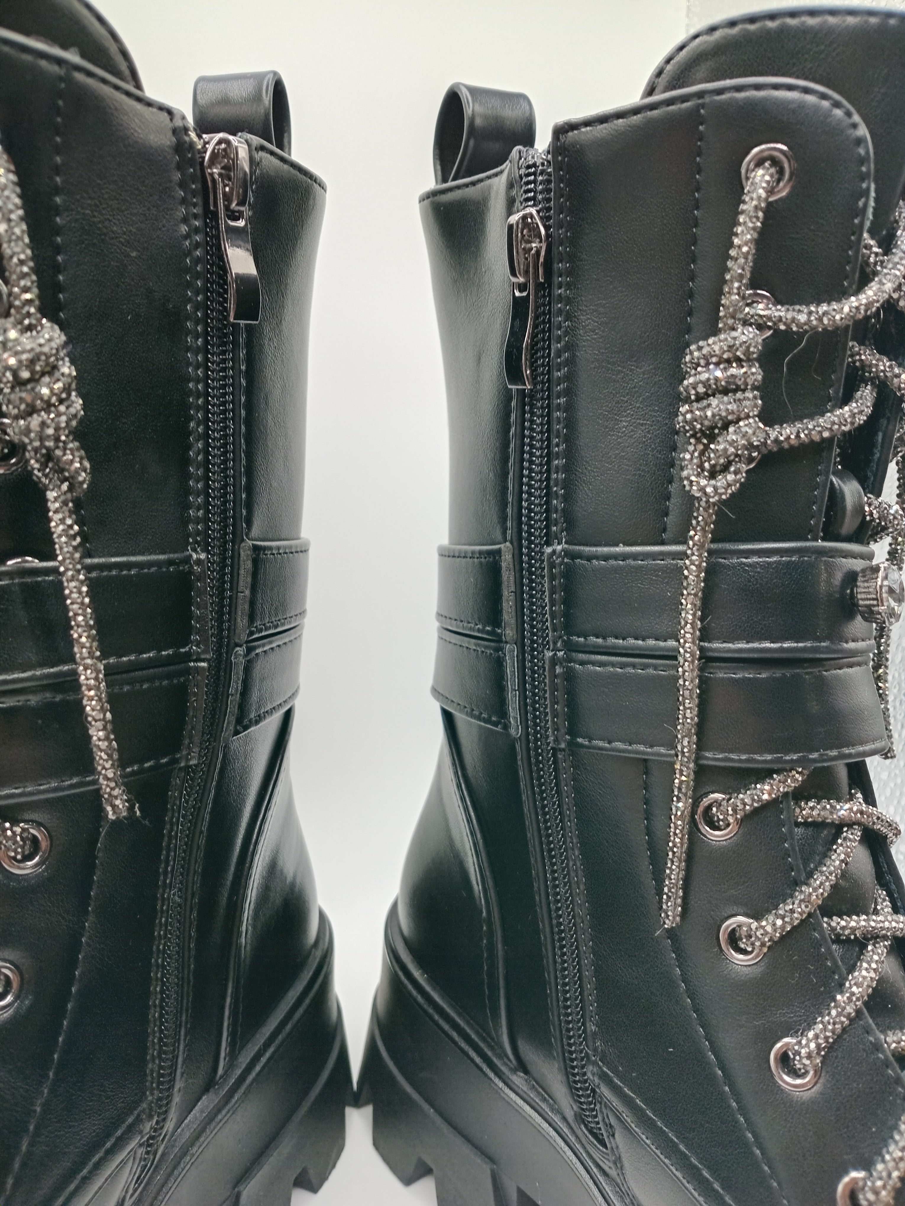 BOTA COTURNO JOALICE PARIS PRETO ECO PELE ATACADOR BRILHO CRAVEJADA TAXAS TIRAS ZIPER